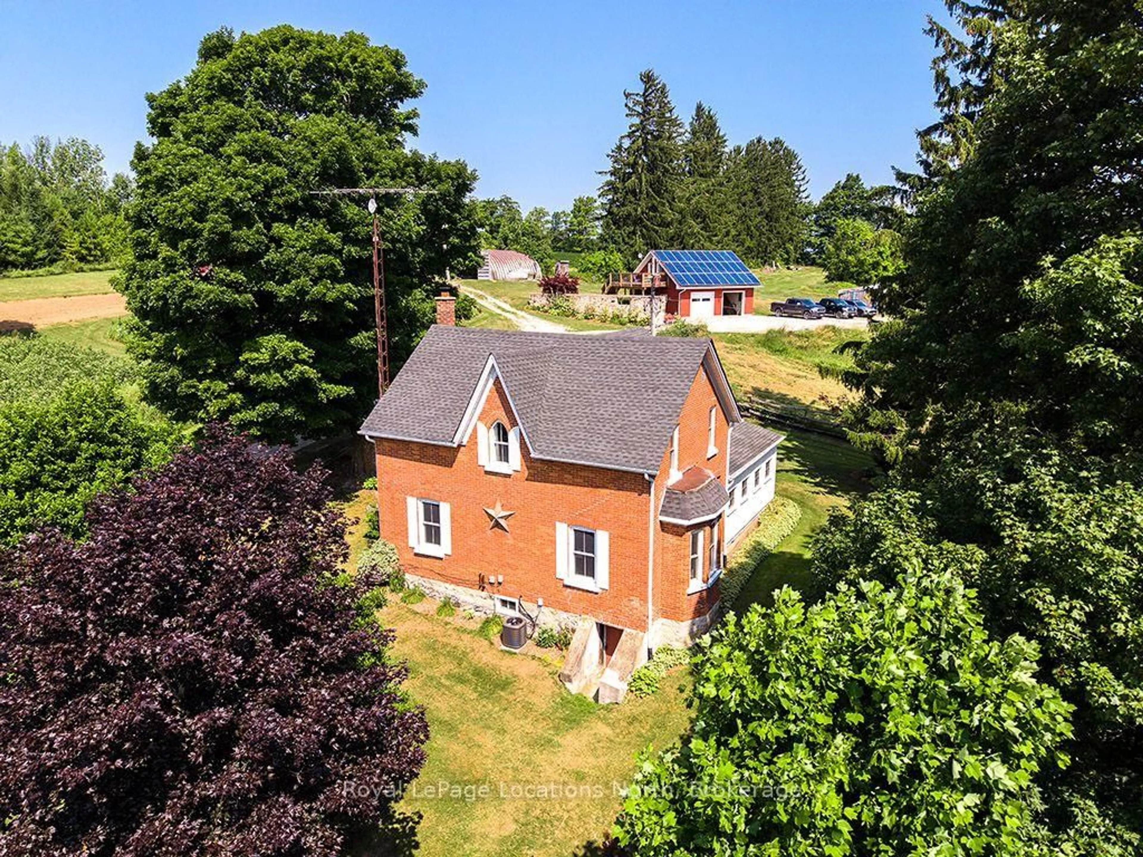 A pic from outside/outdoor area/front of a property/back of a property/a pic from drone, building for 557440 4th Concession, Meaford Ontario N0H 1E0