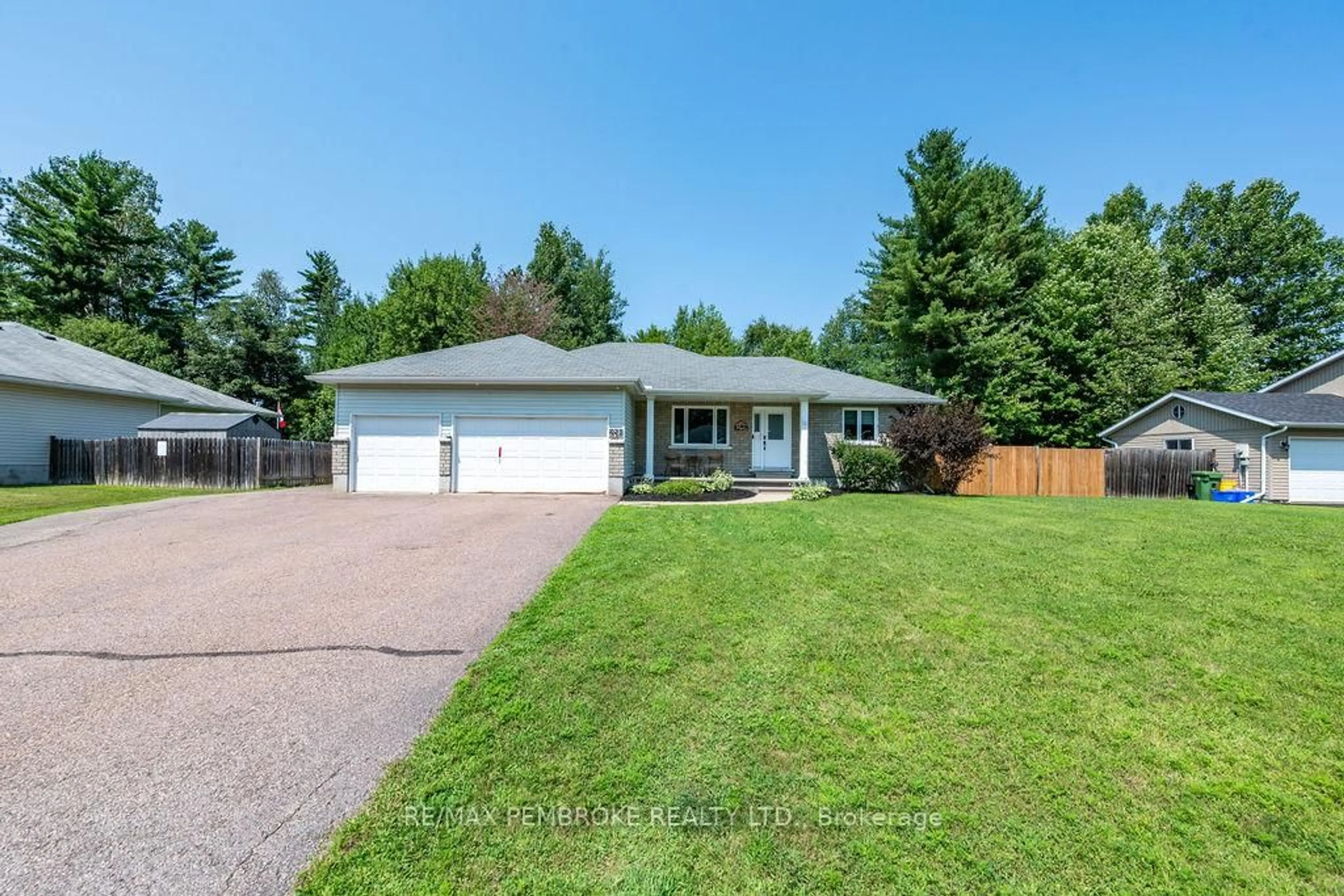 A pic from outside/outdoor area/front of a property/back of a property/a pic from drone, street for 256 Oriole Cres, Petawawa Ontario K8H 0A7
