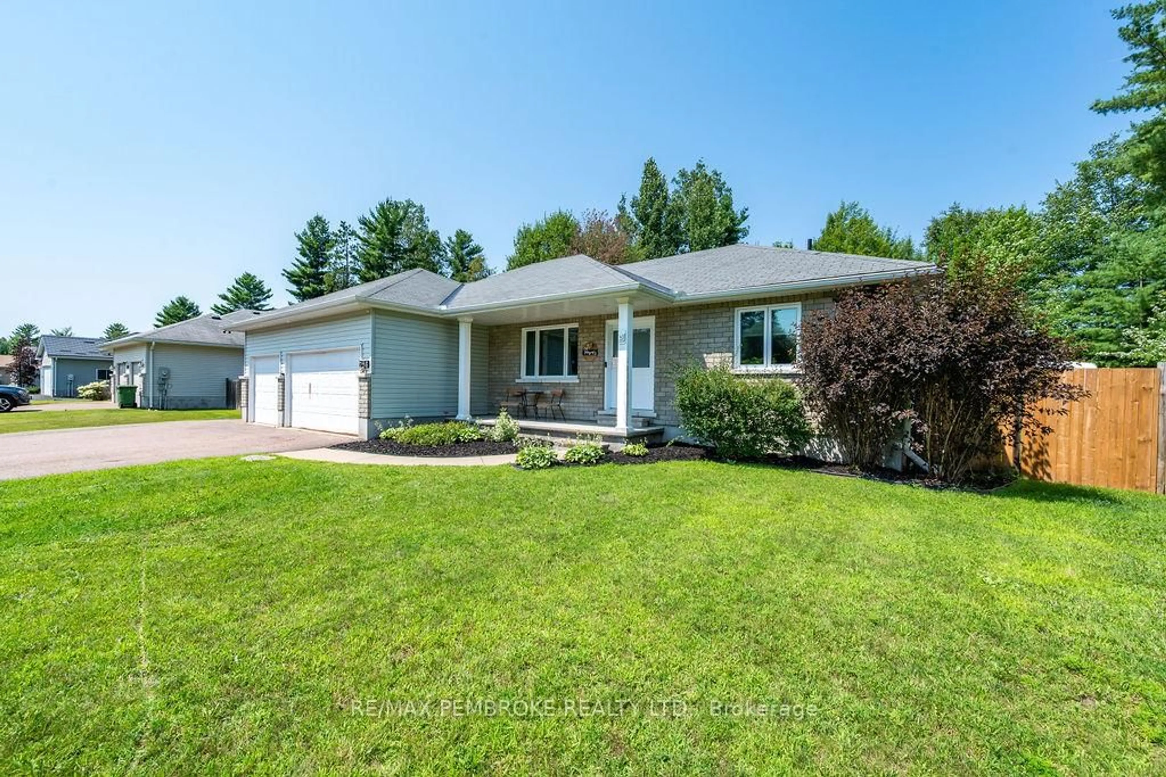 Home with vinyl exterior material, street for 256 Oriole Cres, Petawawa Ontario K8H 0A7