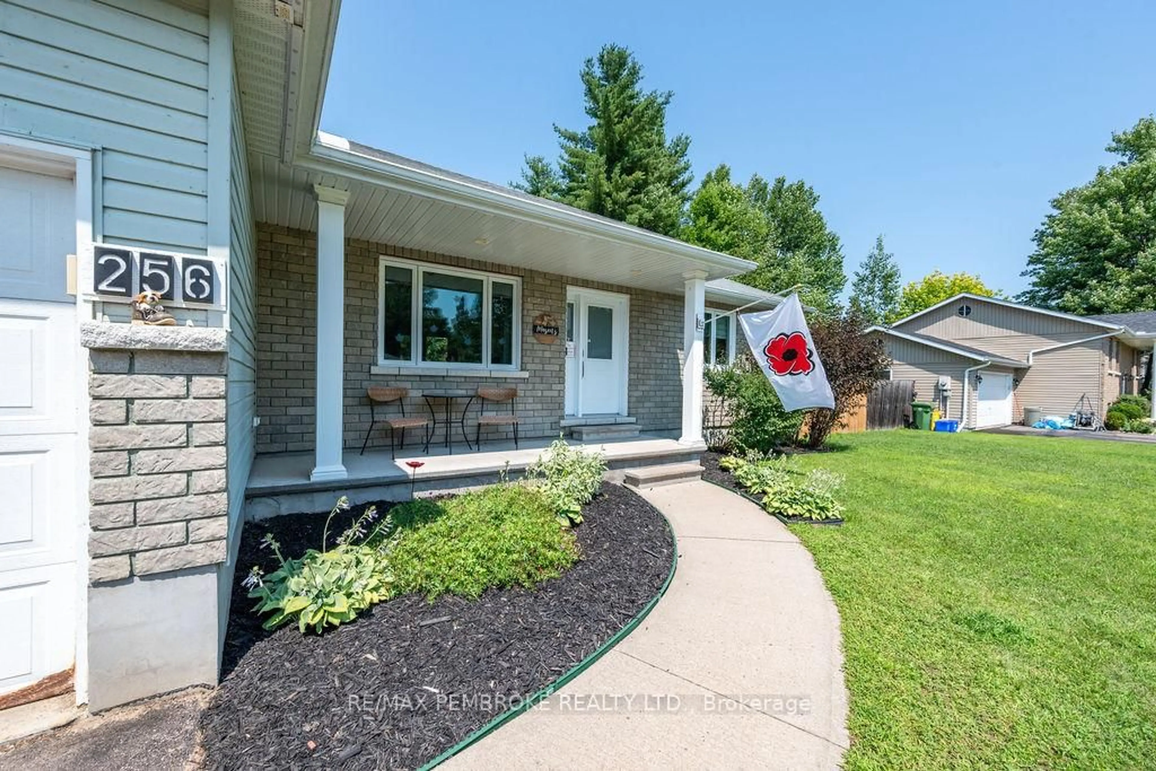 Home with vinyl exterior material, street for 256 Oriole Cres, Petawawa Ontario K8H 0A7