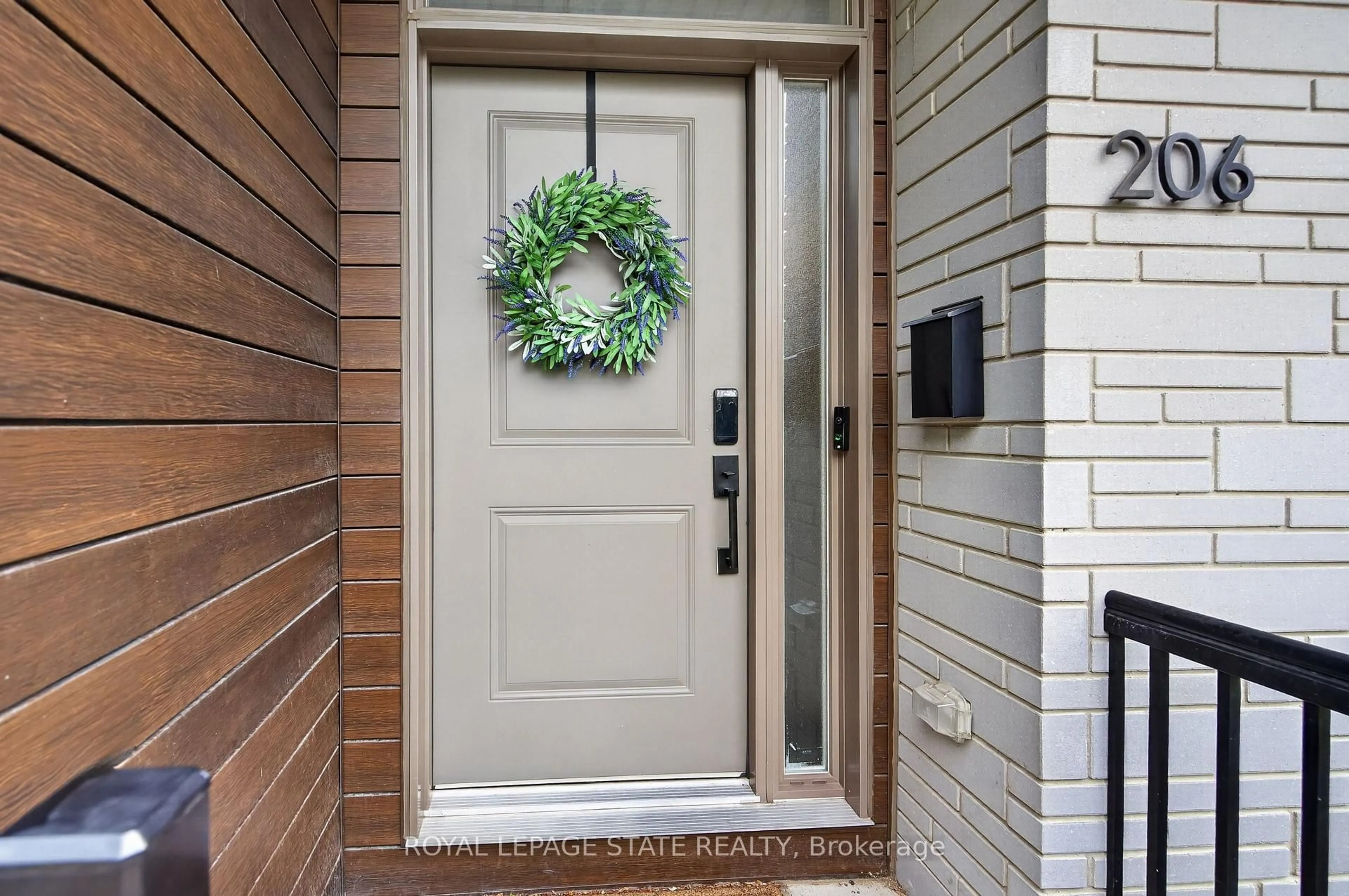 Indoor entryway for 206 Canada St, Hamilton Ontario L8P 1P6