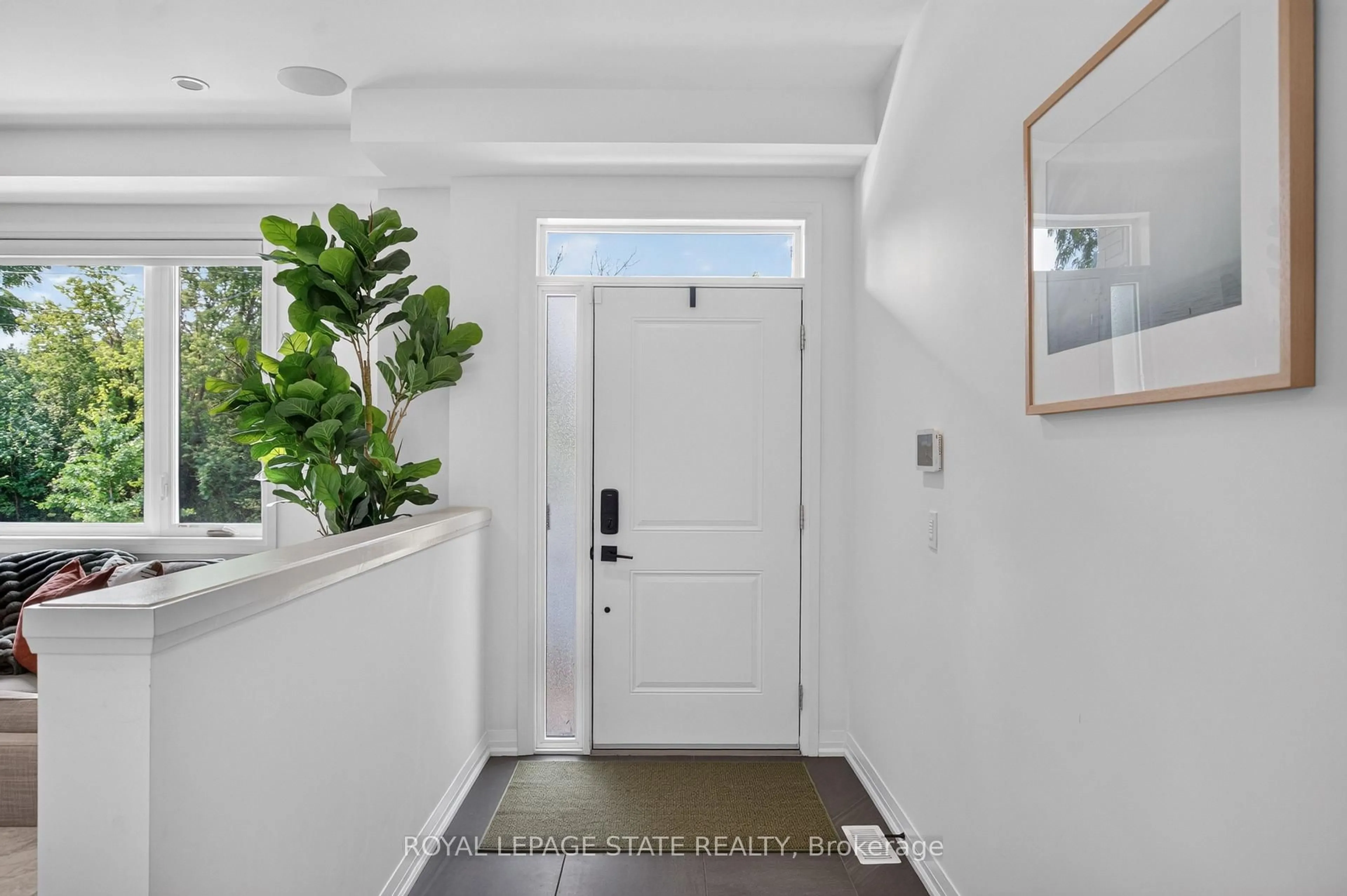 Indoor entryway for 206 Canada St, Hamilton Ontario L8P 1P6