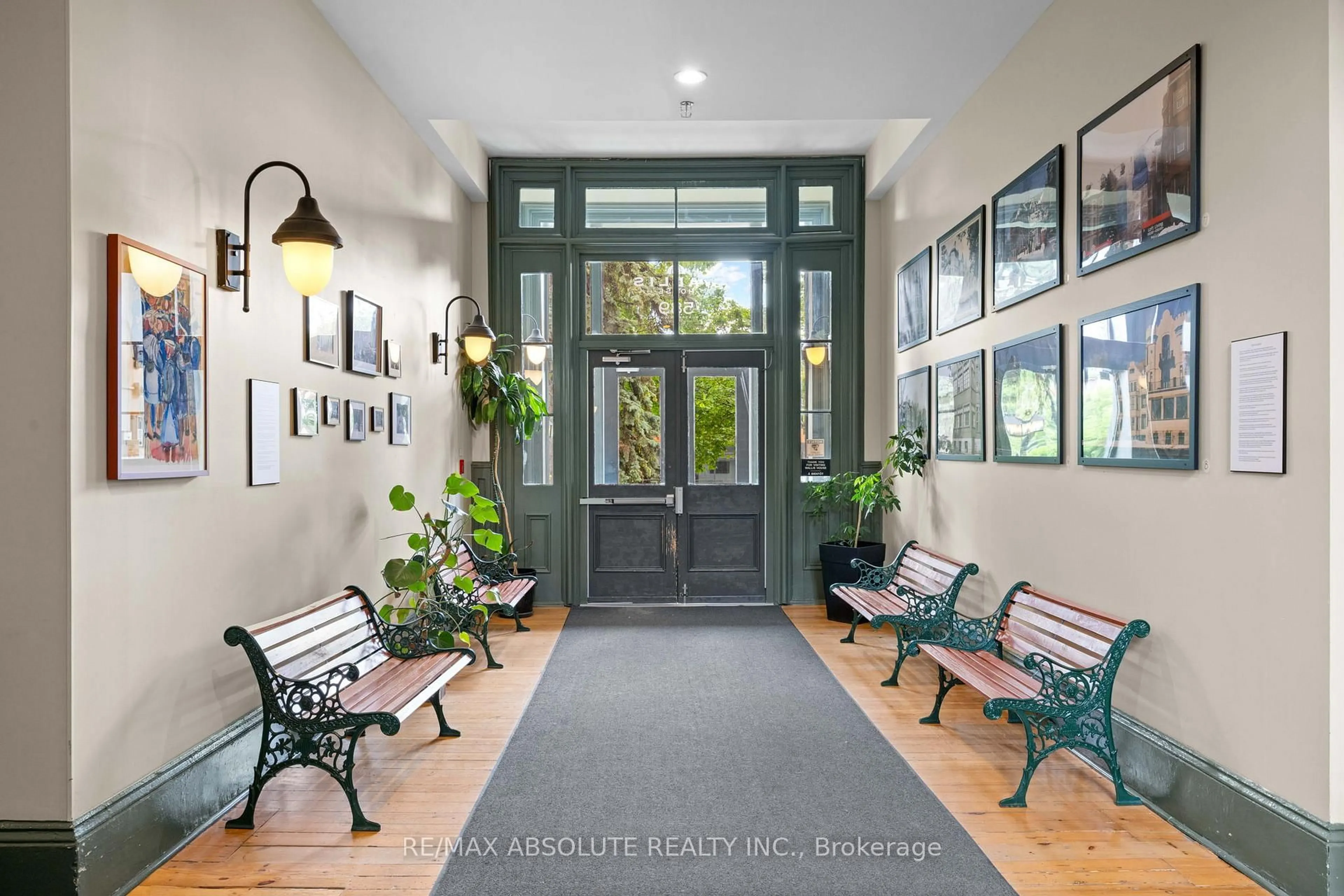 Indoor foyer for 589 Rideau St #404, Ottawa Ontario K1N 6A1