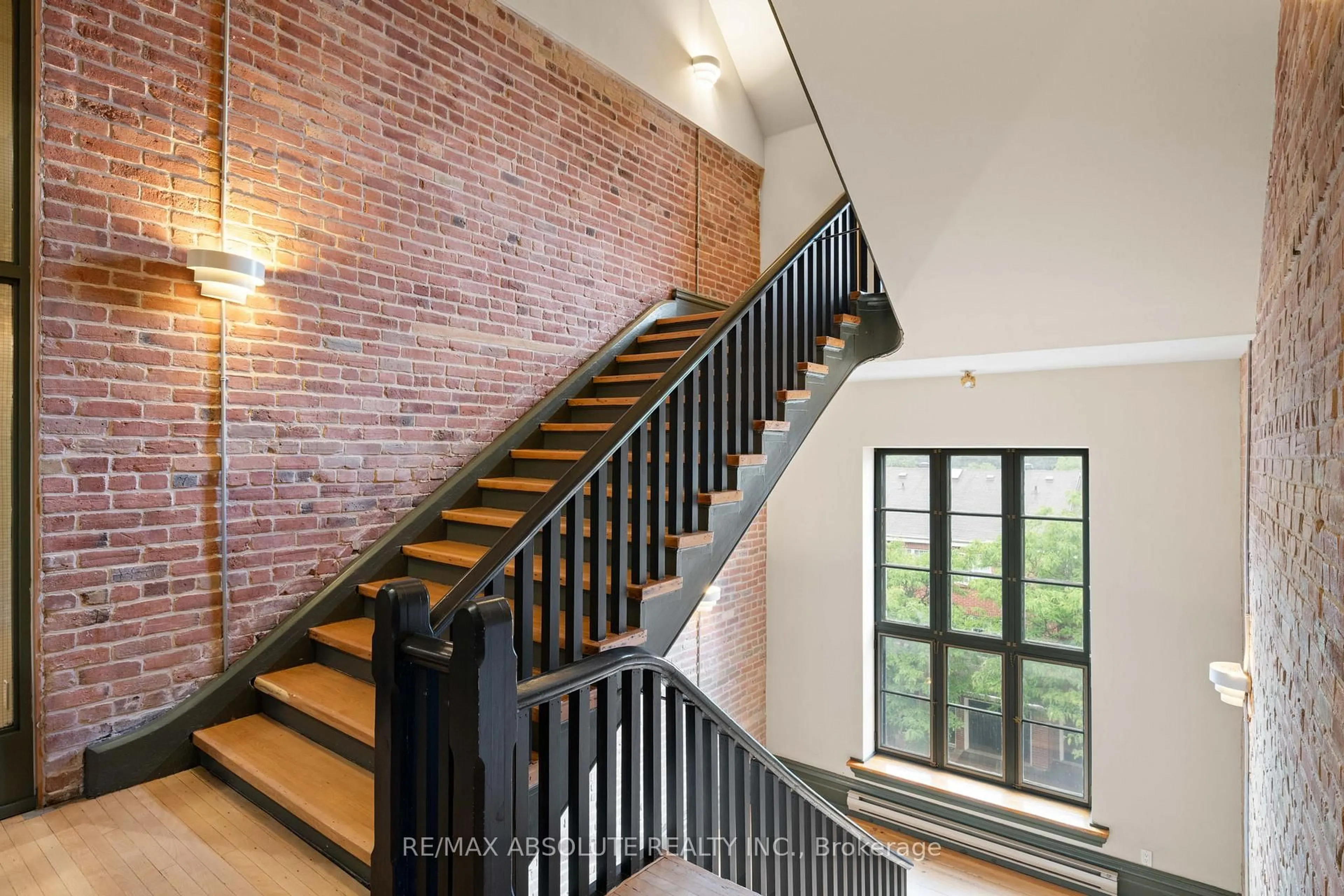 Stairs for 589 Rideau St #404, Ottawa Ontario K1N 6A1