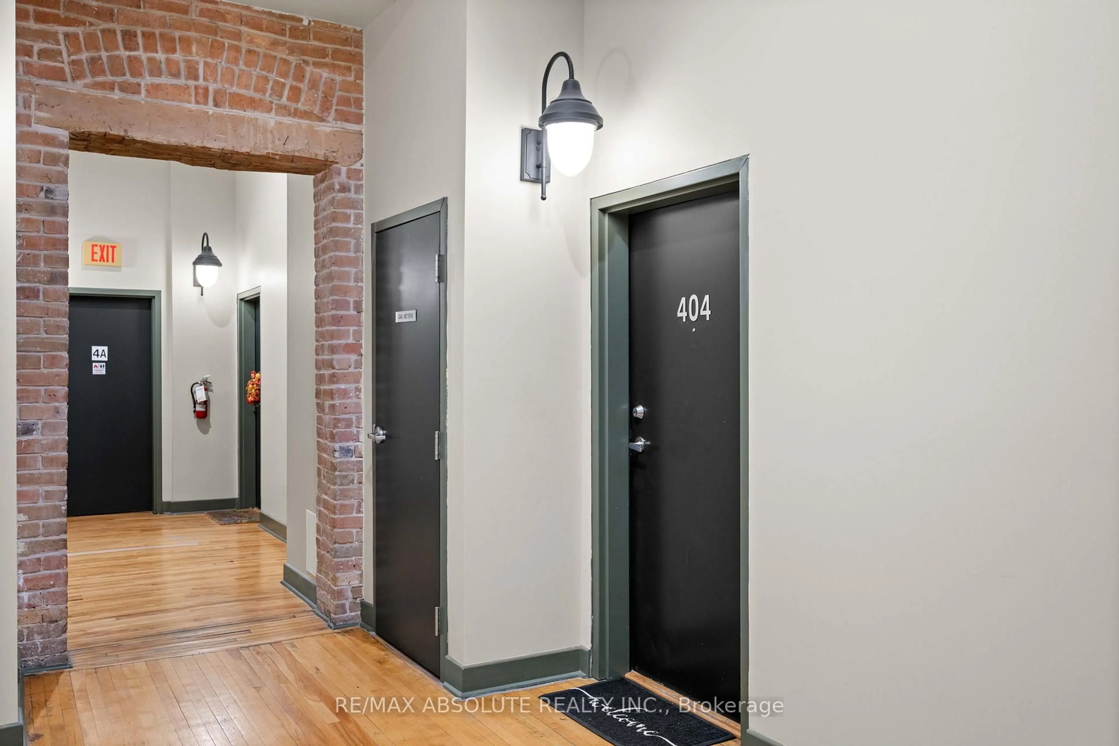 Indoor entryway for 589 Rideau St #404, Ottawa Ontario K1N 6A1