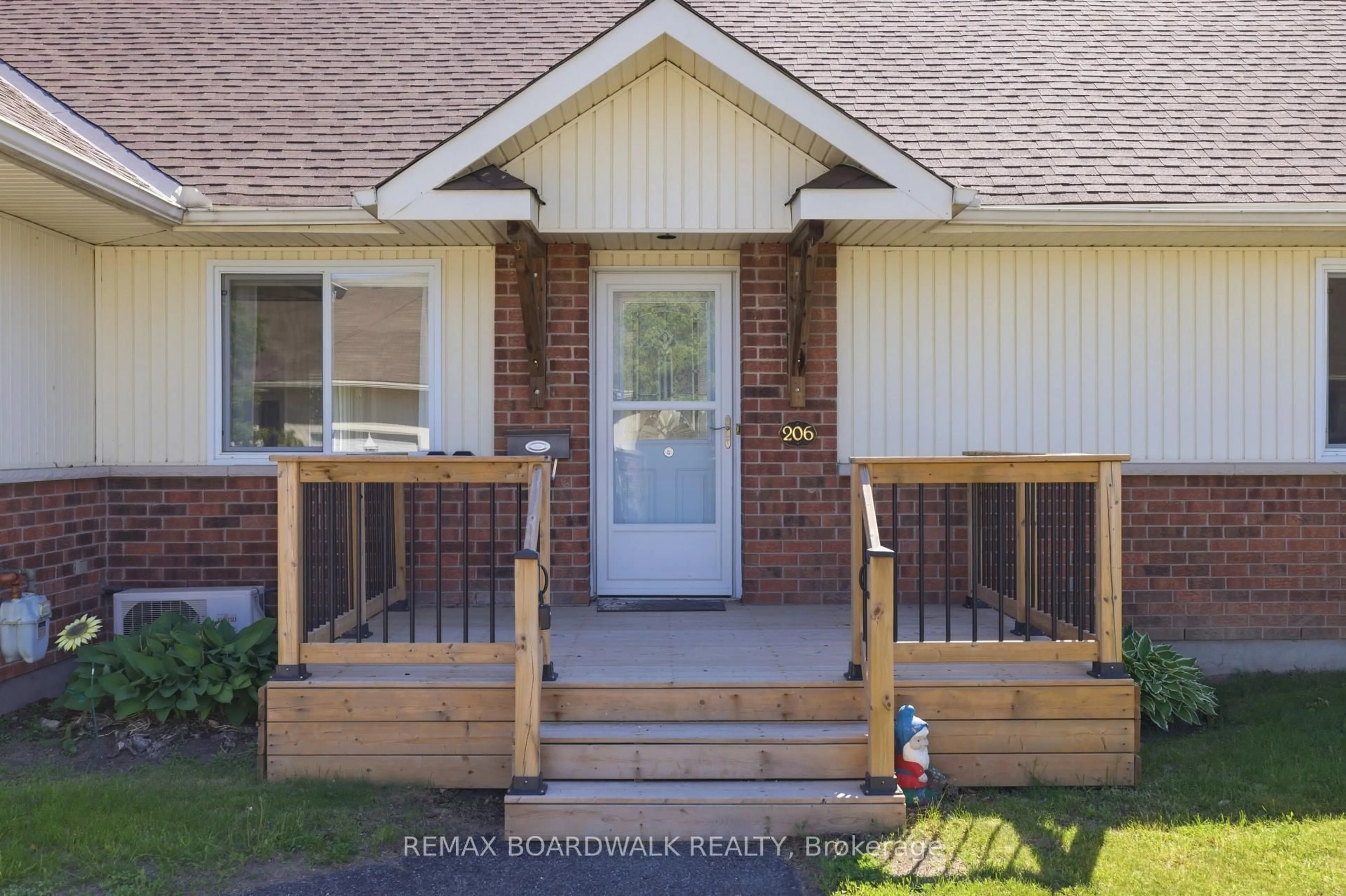 Home with vinyl exterior material, street for 206 Oak Leaf Private, Richmond Ontario K0A 2Z0