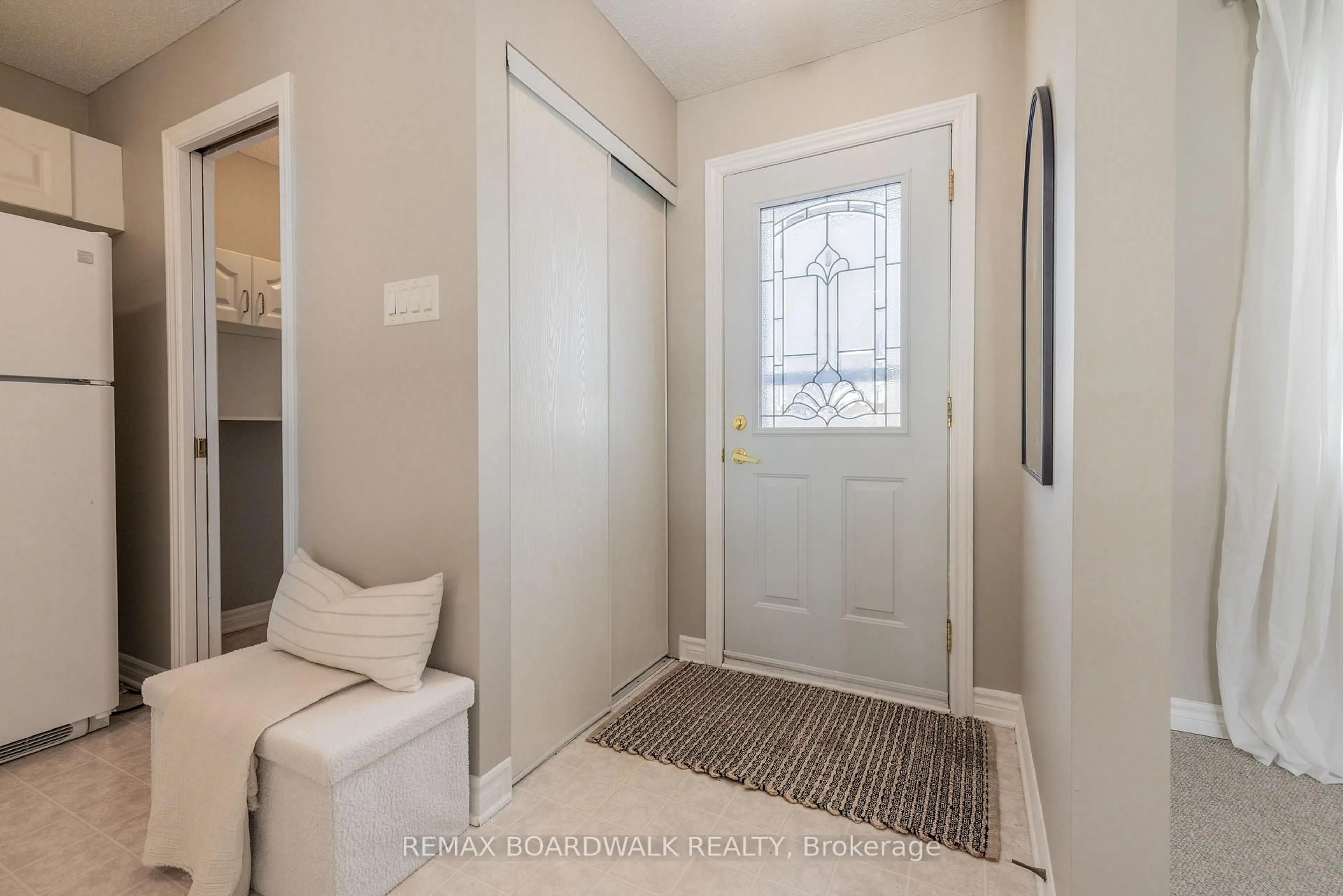 Indoor entryway for 206 Oak Leaf Private, Richmond Ontario K0A 2Z0