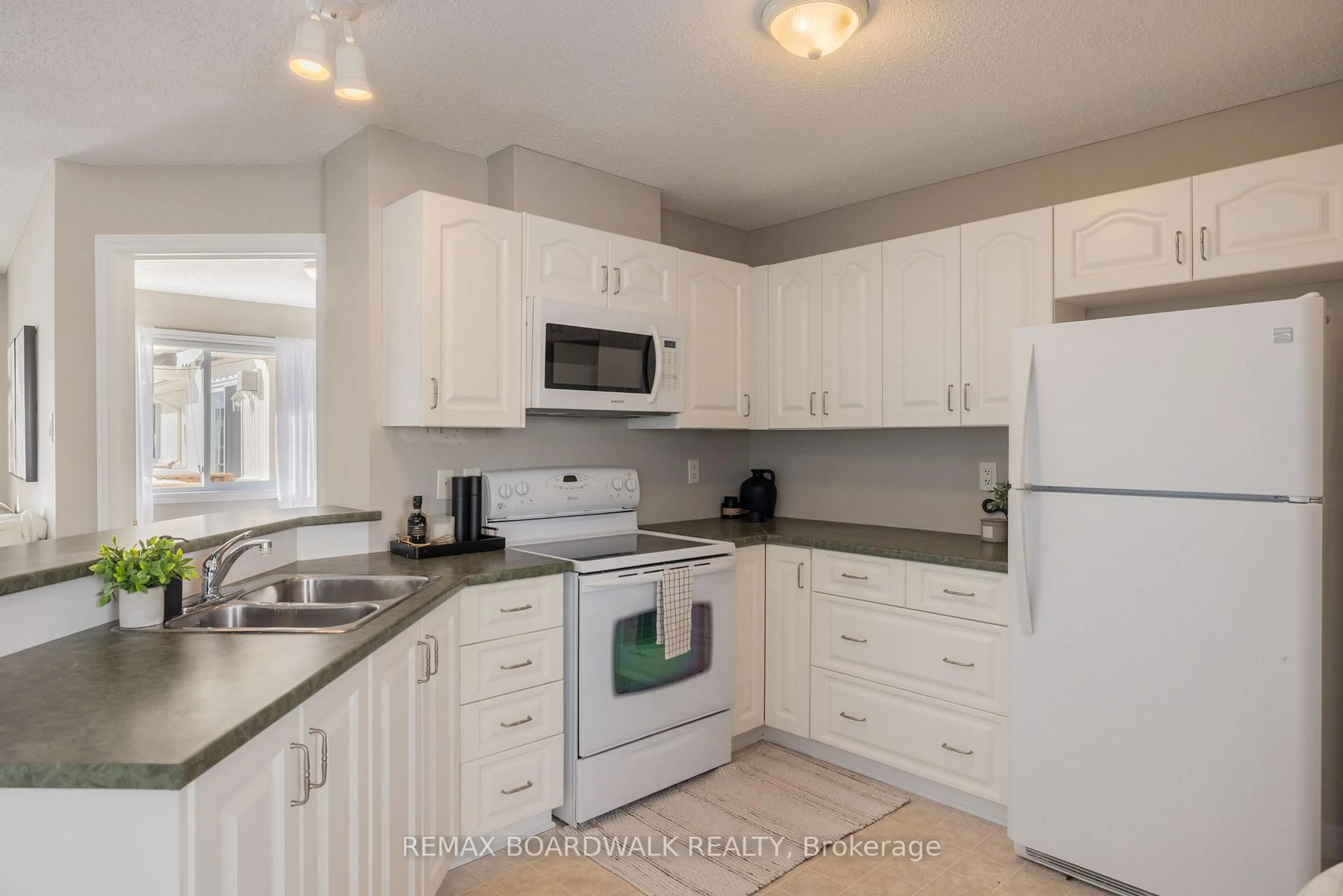 Standard kitchen, unknown for 206 Oak Leaf Private, Richmond Ontario K0A 2Z0