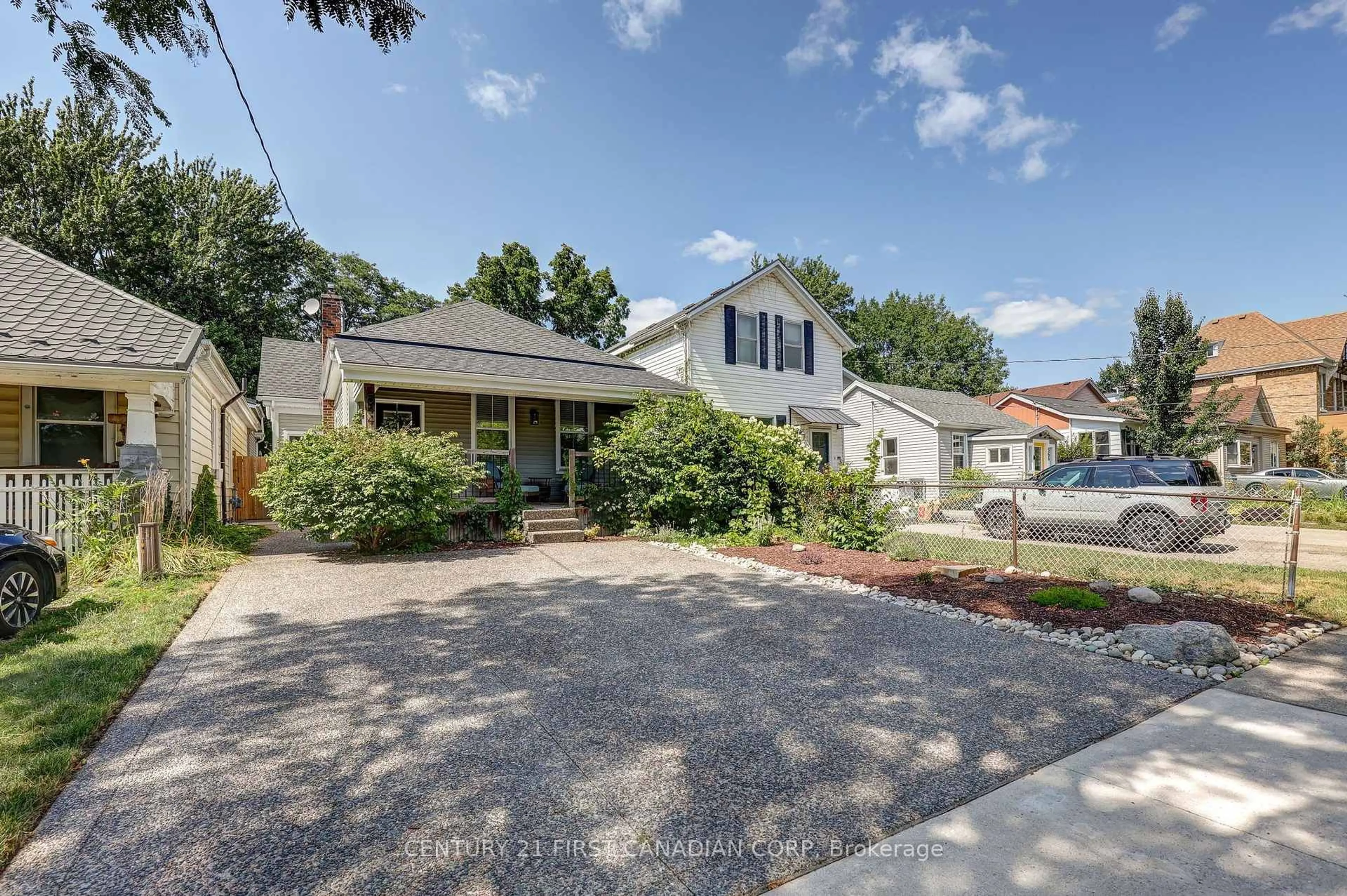 A pic from outside/outdoor area/front of a property/back of a property/a pic from drone, street for 544 PALL MALL St, London East Ontario N5Y 2Z7