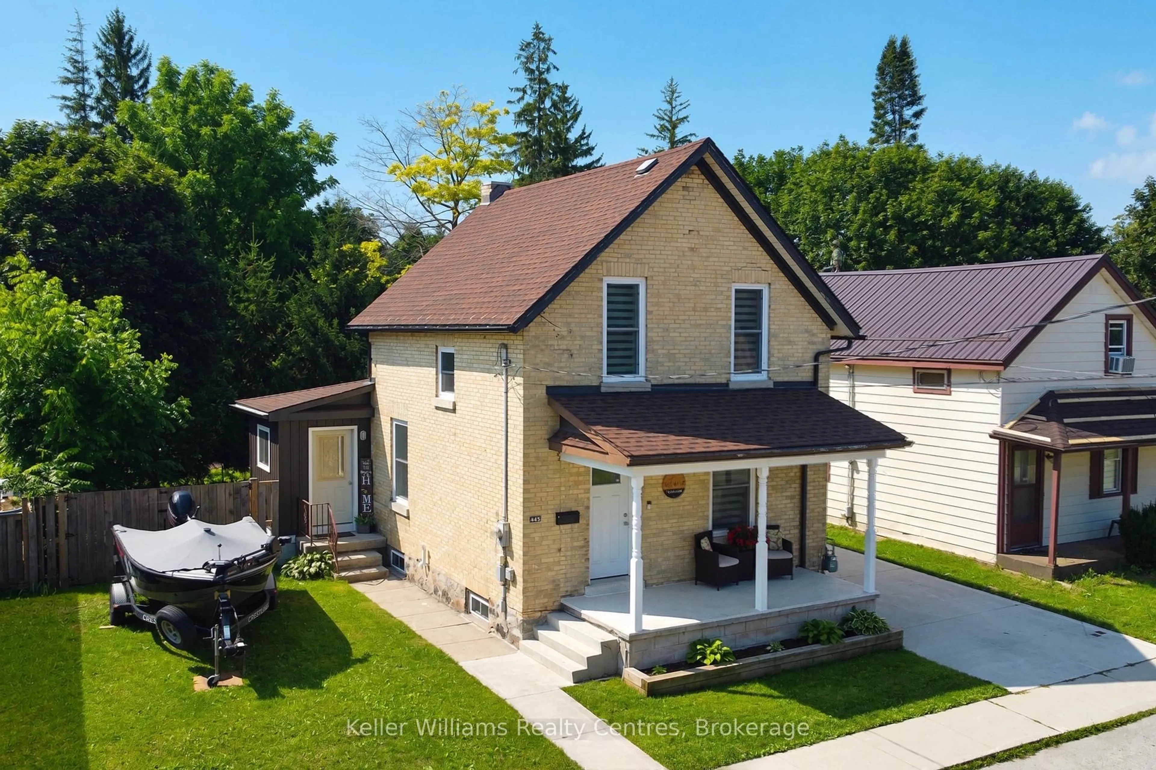 A pic from outside/outdoor area/front of a property/back of a property/a pic from drone, street for 445 11TH St, Hanover Ontario N4N 1S8