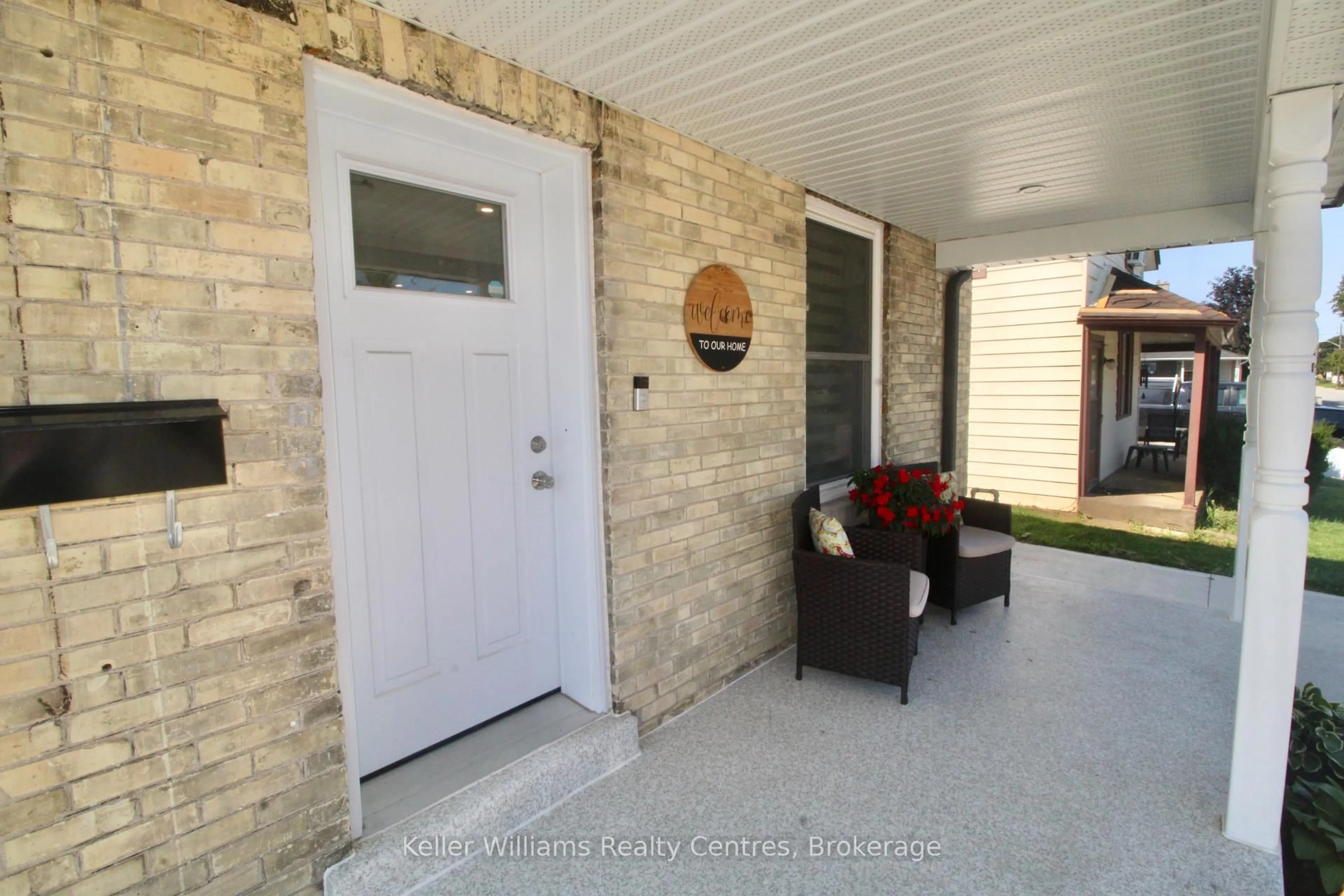 Indoor entryway for 445 11TH St, Hanover Ontario N4N 1S8