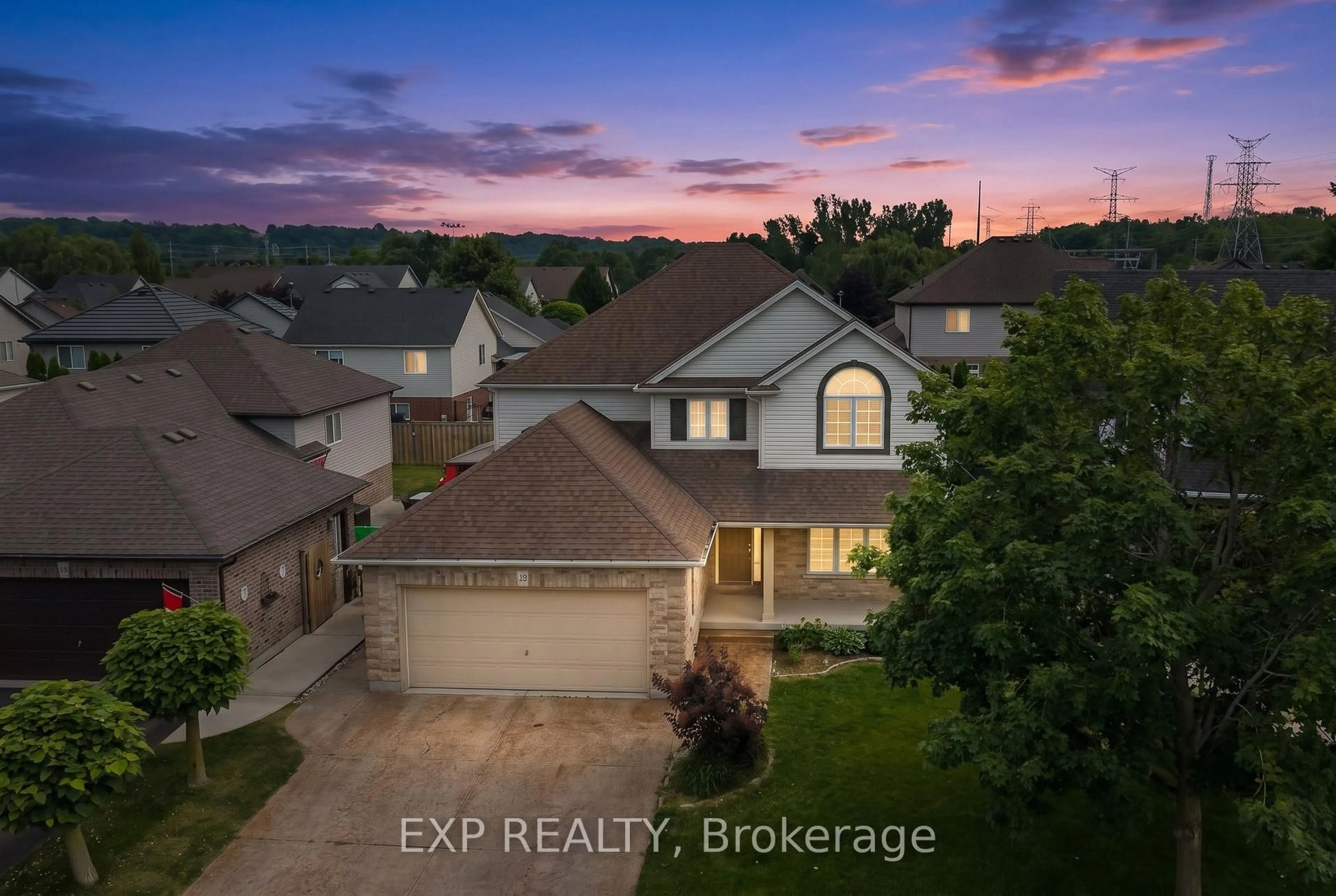 A pic from outside/outdoor area/front of a property/back of a property/a pic from drone, unknown for 18 Briarwood Dr, St. Catharines Ontario L2S 4A7