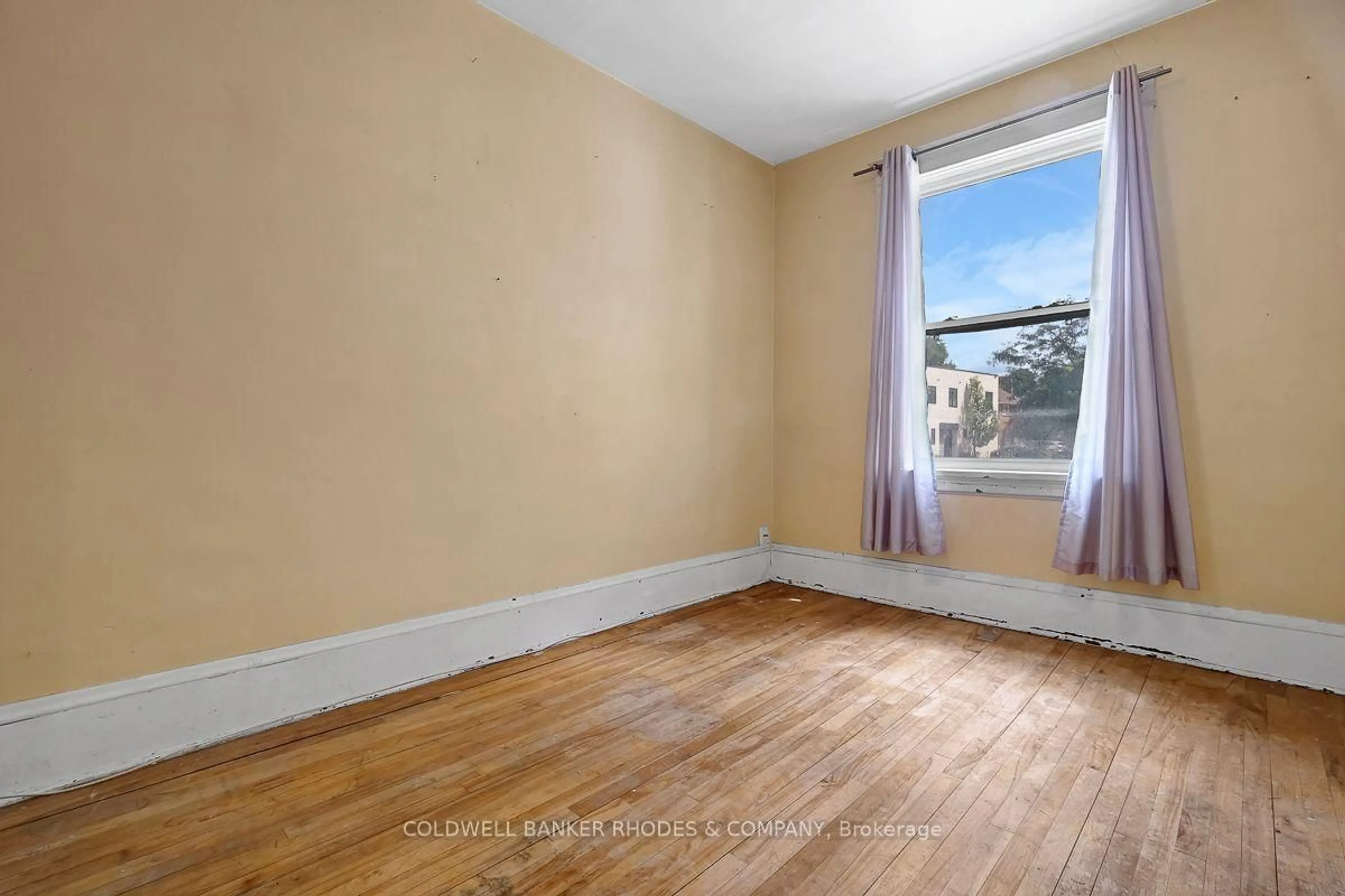 A pic of a room for 85 Richmond Rd, Ottawa Ontario K1Z 6V8