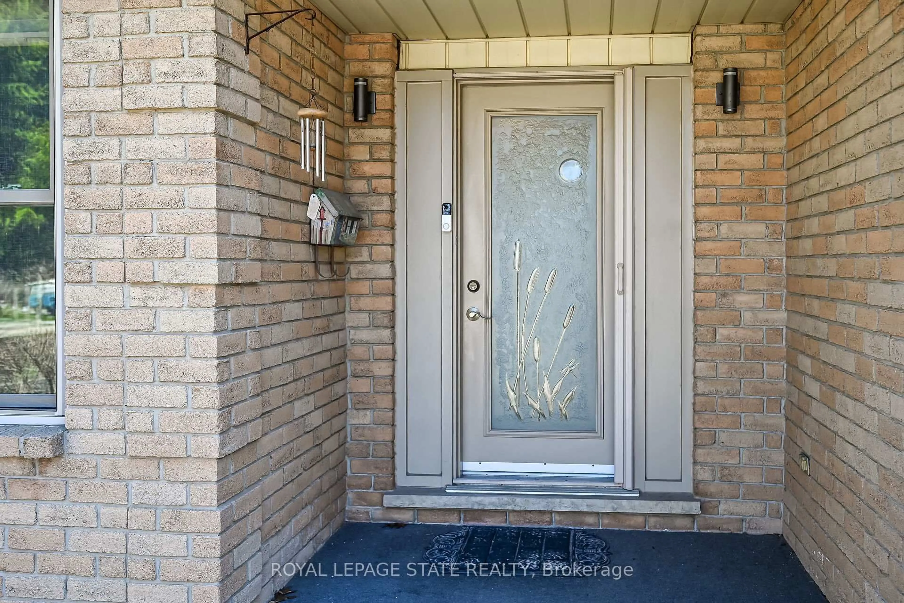 Indoor entryway for 621 Tomahawk Cres, Hamilton Ontario L9G 3T4