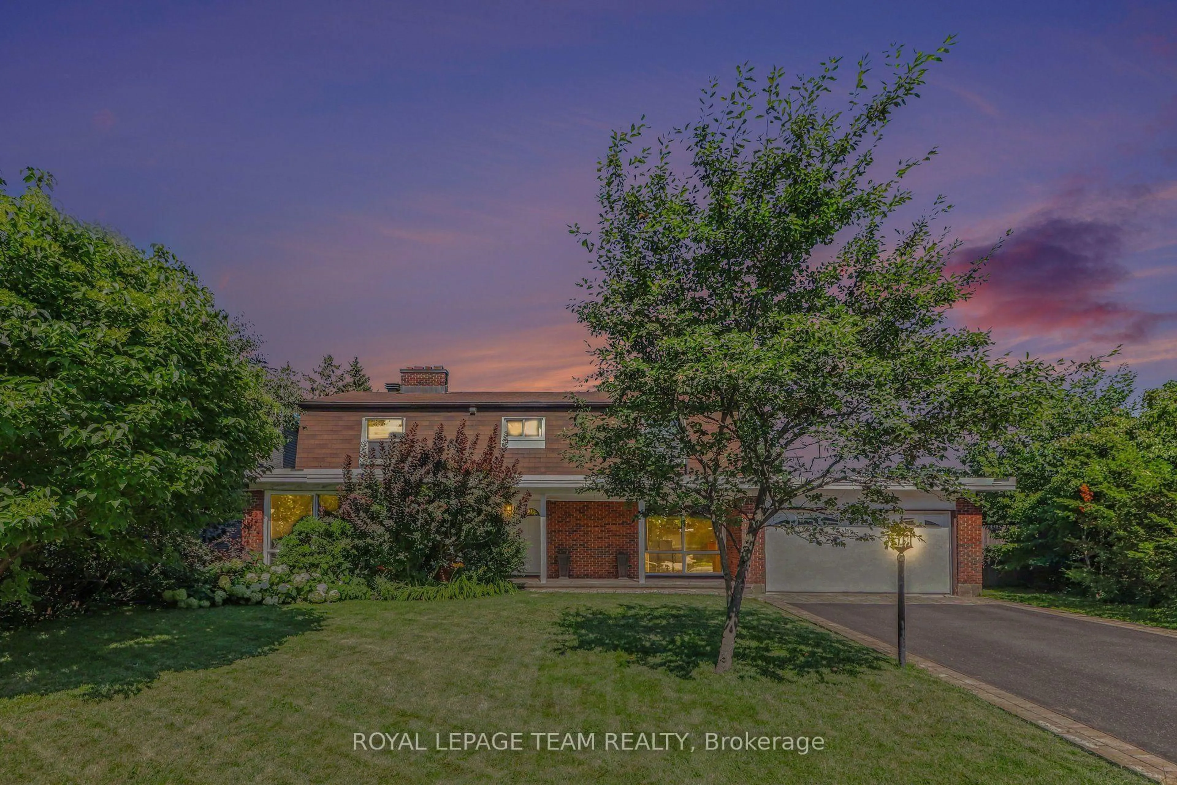 A pic from outside/outdoor area/front of a property/back of a property/a pic from drone, street for 23 Sioux Cres, Ottawa Ontario K2H 7E4