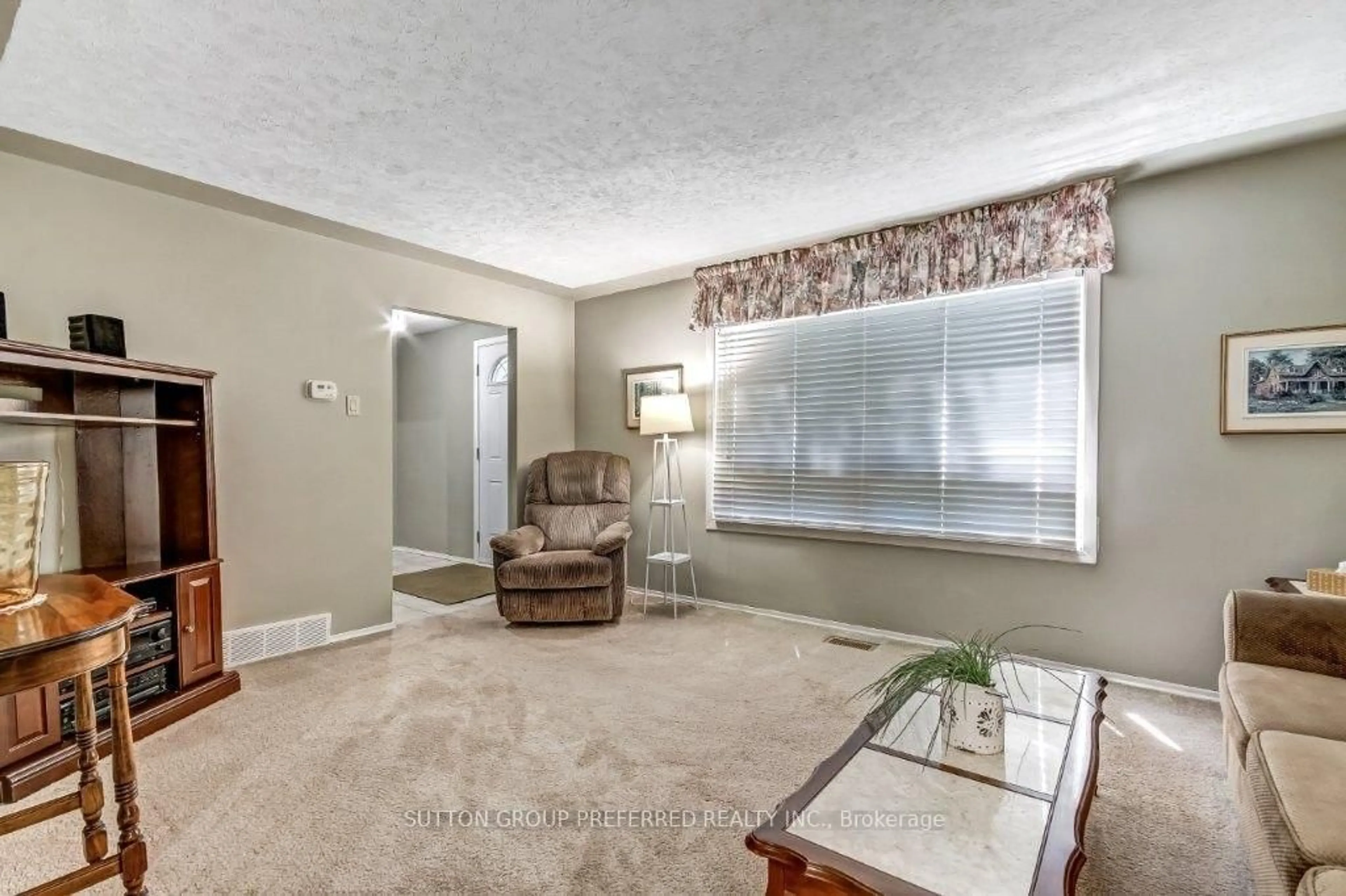 Living room with furniture, carpet floor for 1280 Sorrel Rd, London East Ontario N5V 2N7