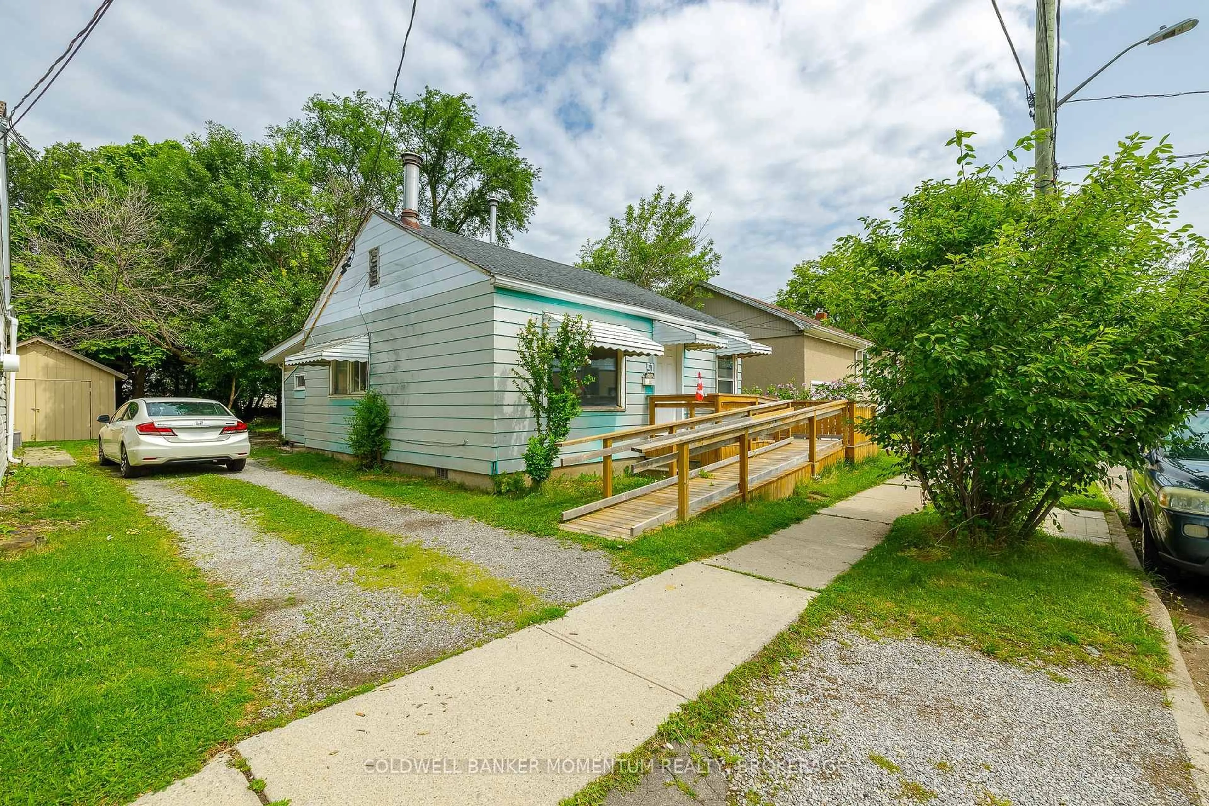 A pic from outside/outdoor area/front of a property/back of a property/a pic from drone, street for 51 Boulton Pl, St. Catharines Ontario L2M 5L5