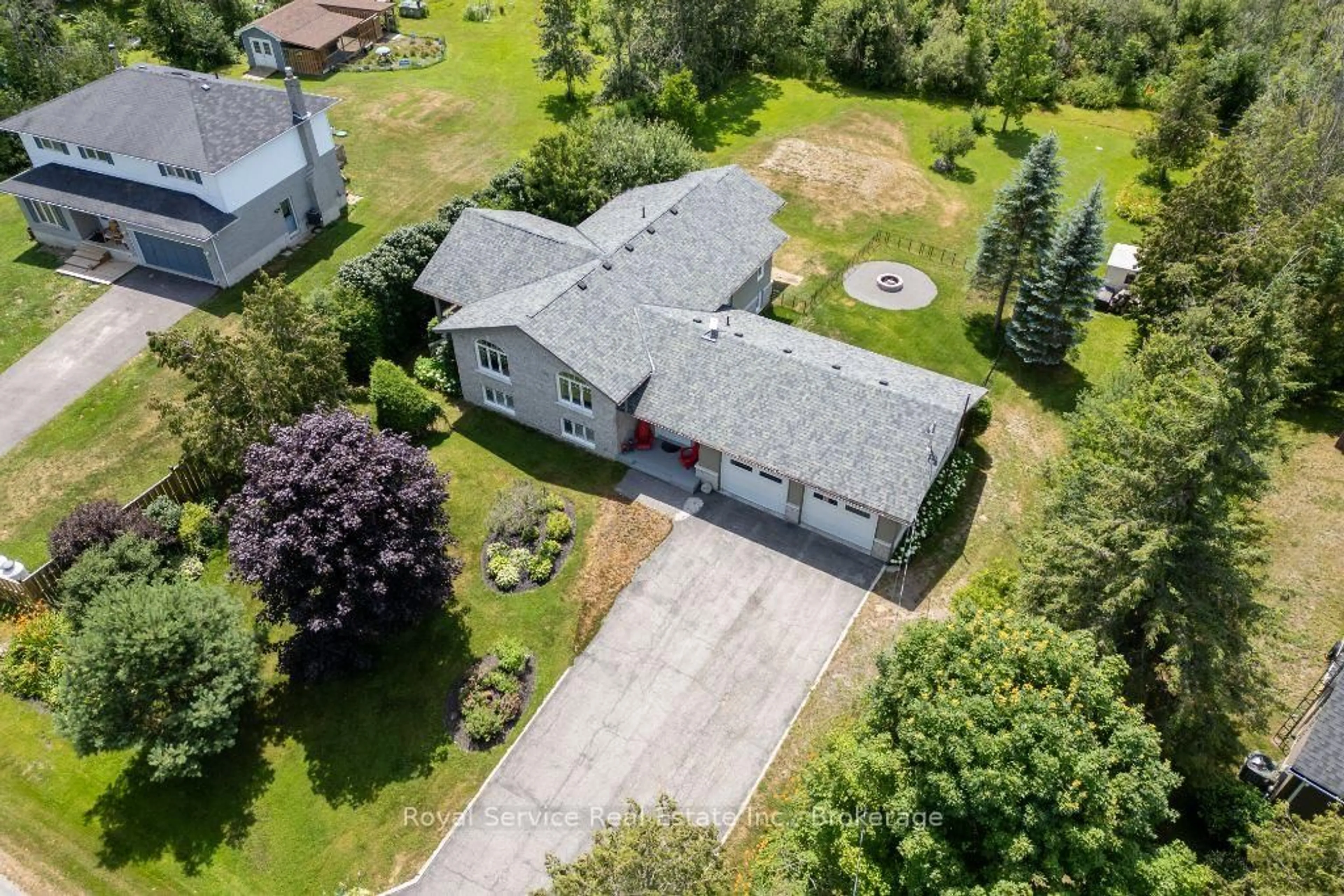 A pic from outside/outdoor area/front of a property/back of a property/a pic from drone, building for 821 Kimberly Dr, Selwyn Ontario K0L 1T0