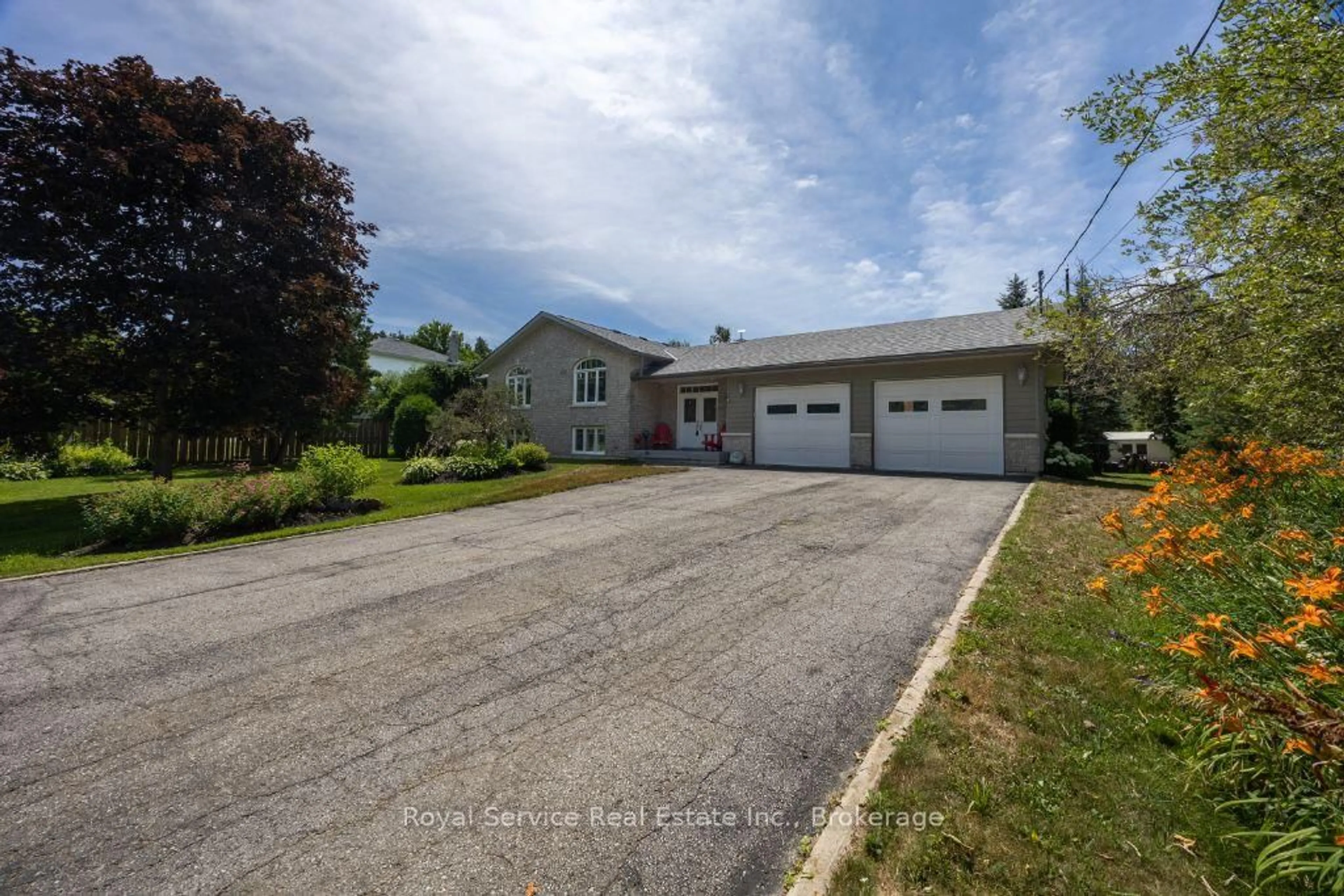 A pic from outside/outdoor area/front of a property/back of a property/a pic from drone, street for 821 Kimberly Dr, Selwyn Ontario K0L 1T0
