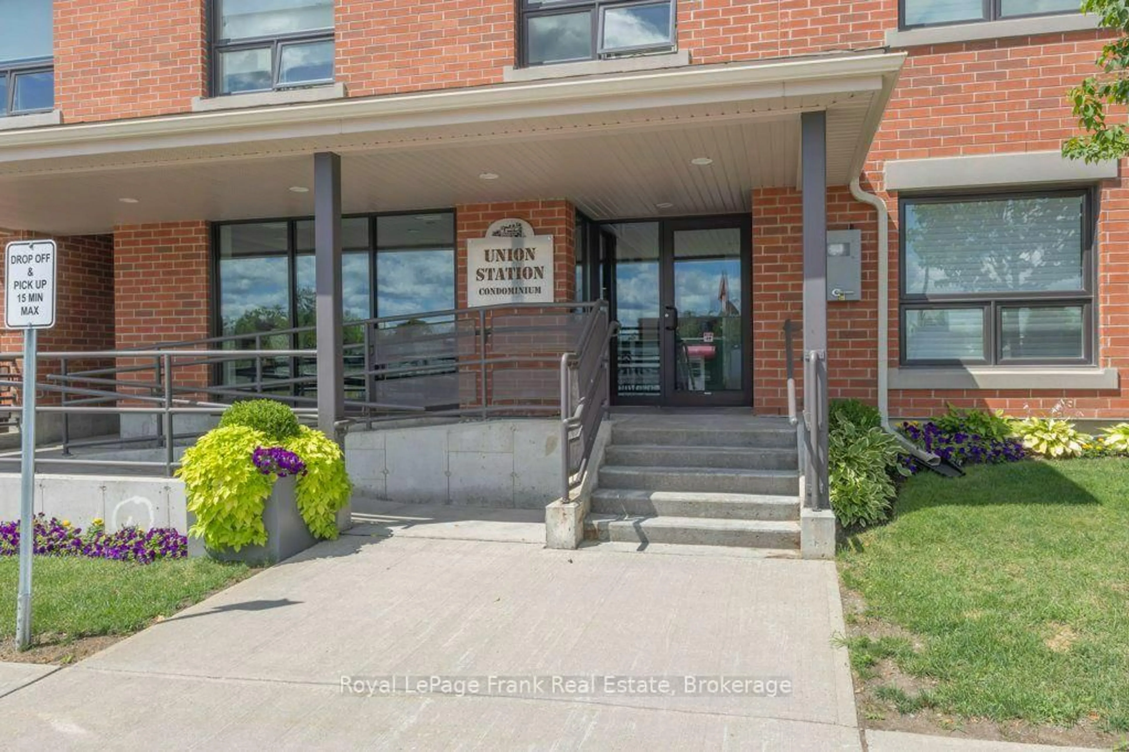 Indoor foyer for 58 Glenelg St #103, Kawartha Lakes Ontario K9V 0M9