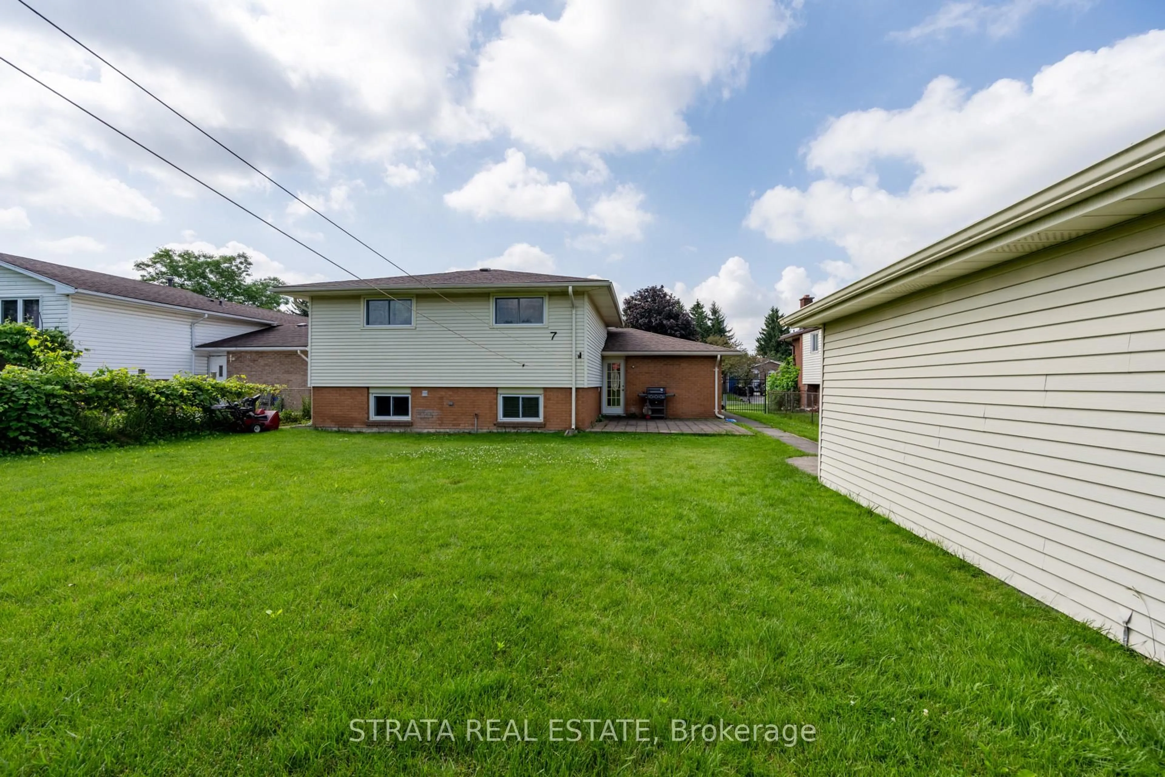 A pic from outside/outdoor area/front of a property/back of a property/a pic from drone, street for 7 Harrow Crt, London South Ontario N6C 5A6