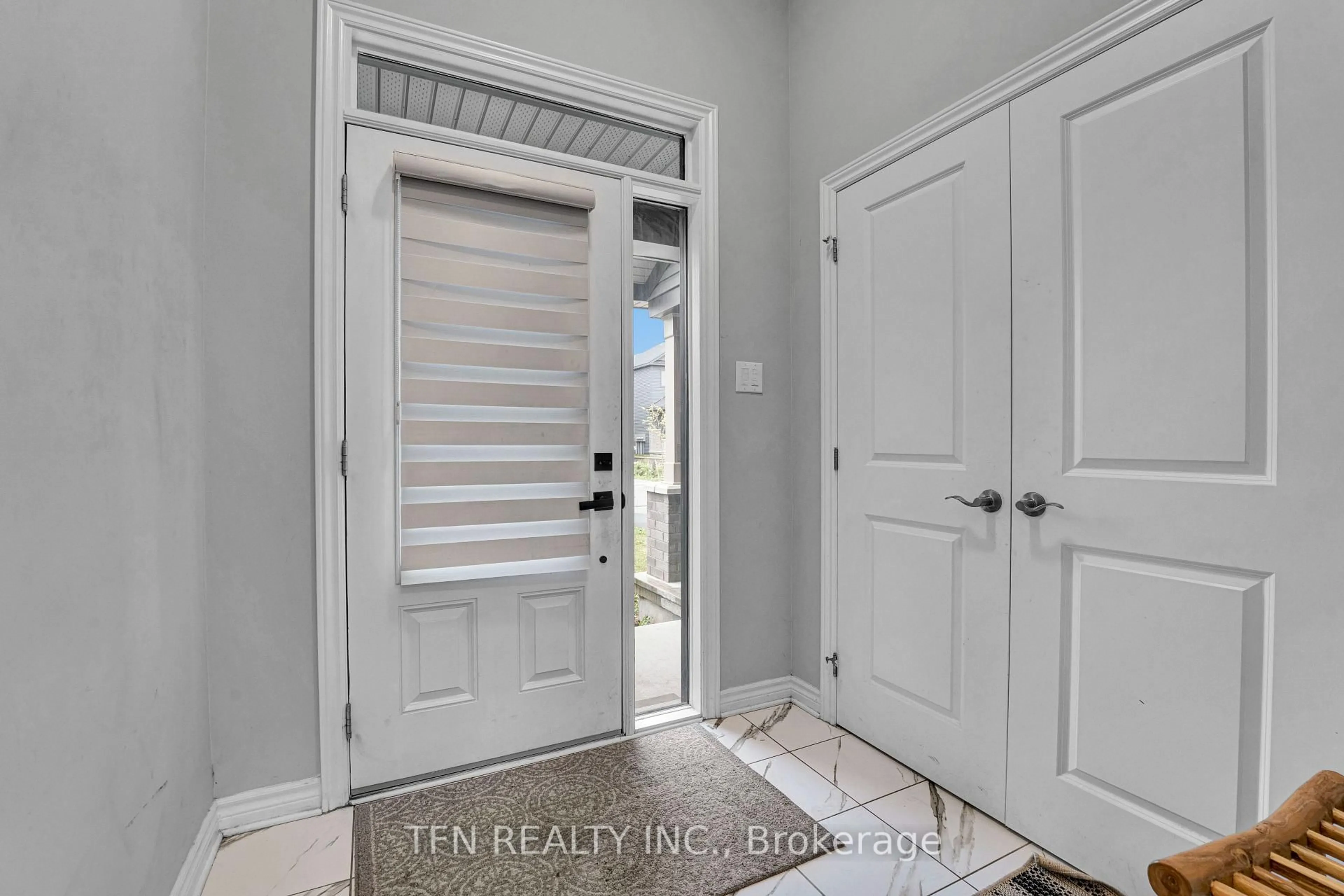 Indoor entryway for 20 Atop Lane, Ottawa Ontario K1X 0H2