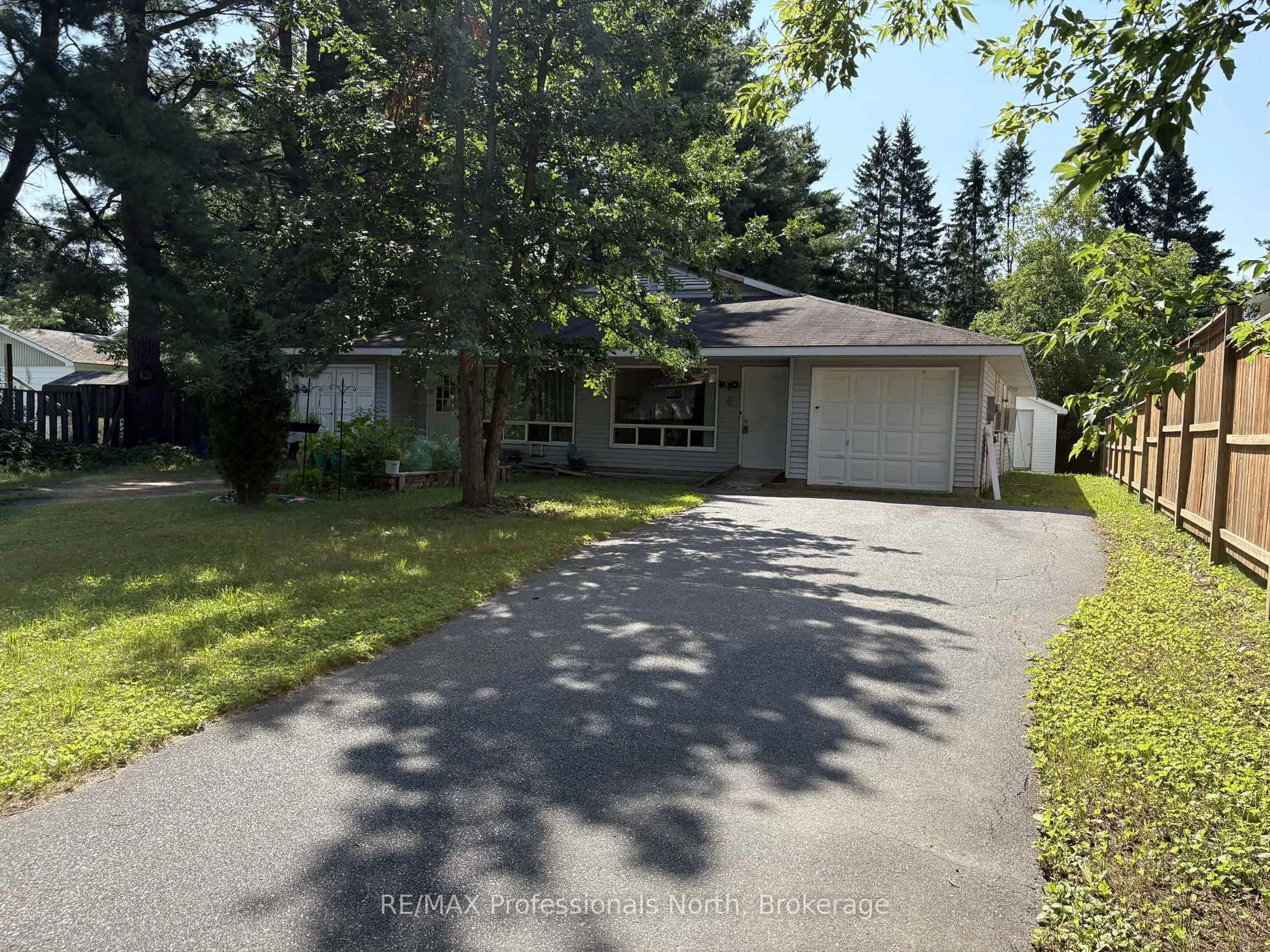 A pic from outside/outdoor area/front of a property/back of a property/a pic from drone, street for 4 North St, Bracebridge Ontario P1L 1C4