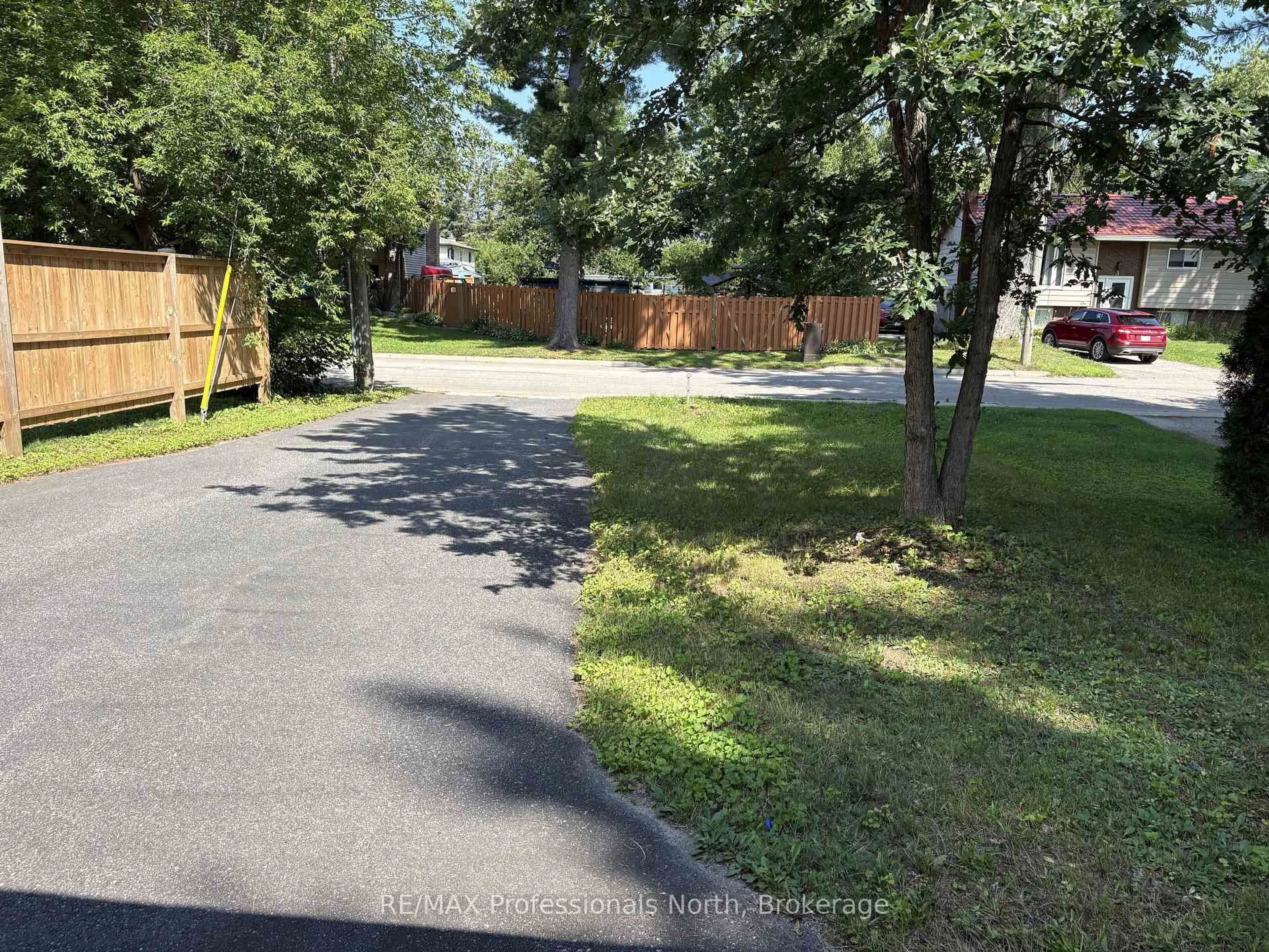 A pic from outside/outdoor area/front of a property/back of a property/a pic from drone, street for 4 North St, Bracebridge Ontario P1L 1C4