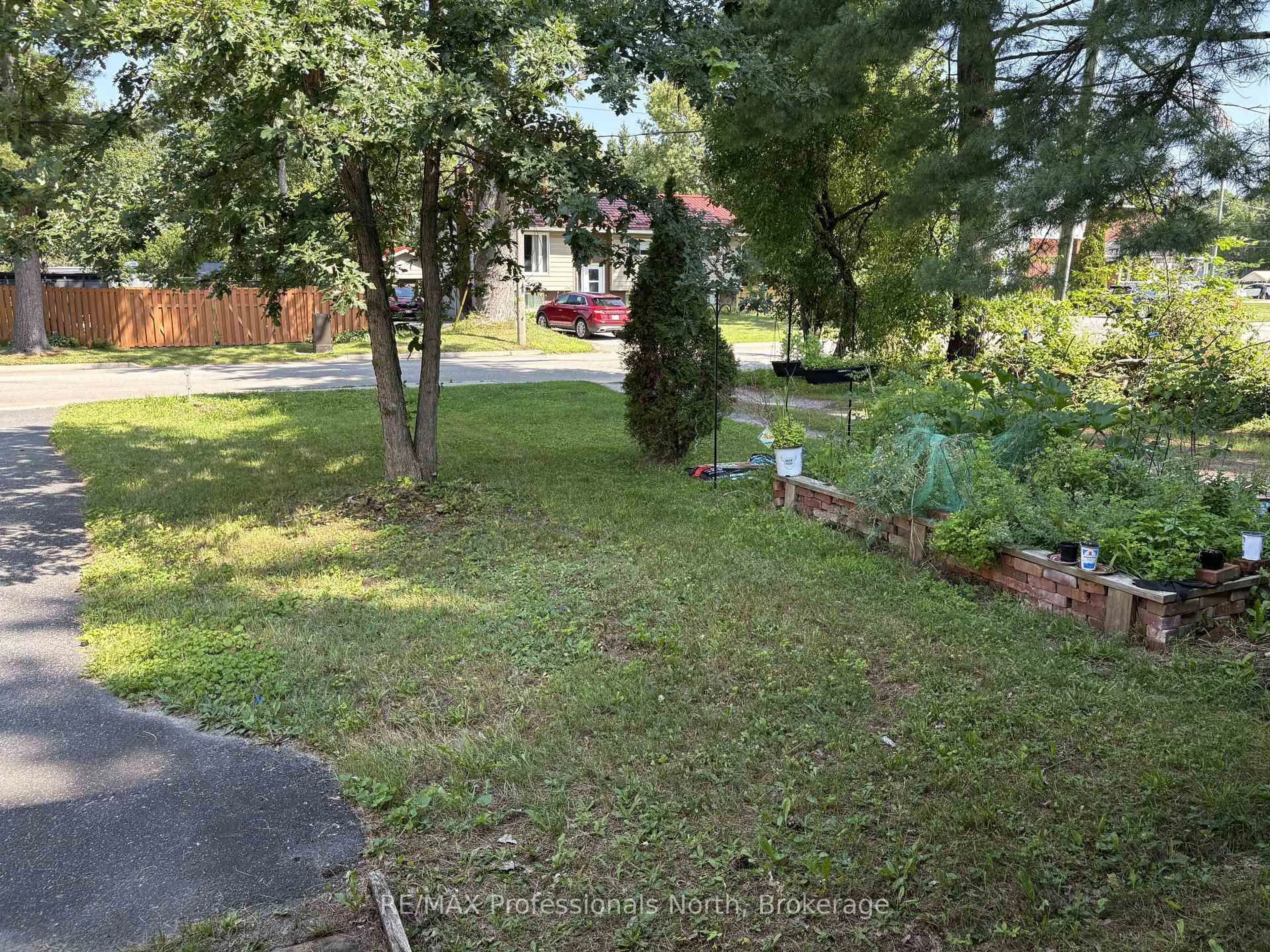 A pic from outside/outdoor area/front of a property/back of a property/a pic from drone, unknown for 4 North St, Bracebridge Ontario P1L 1C4