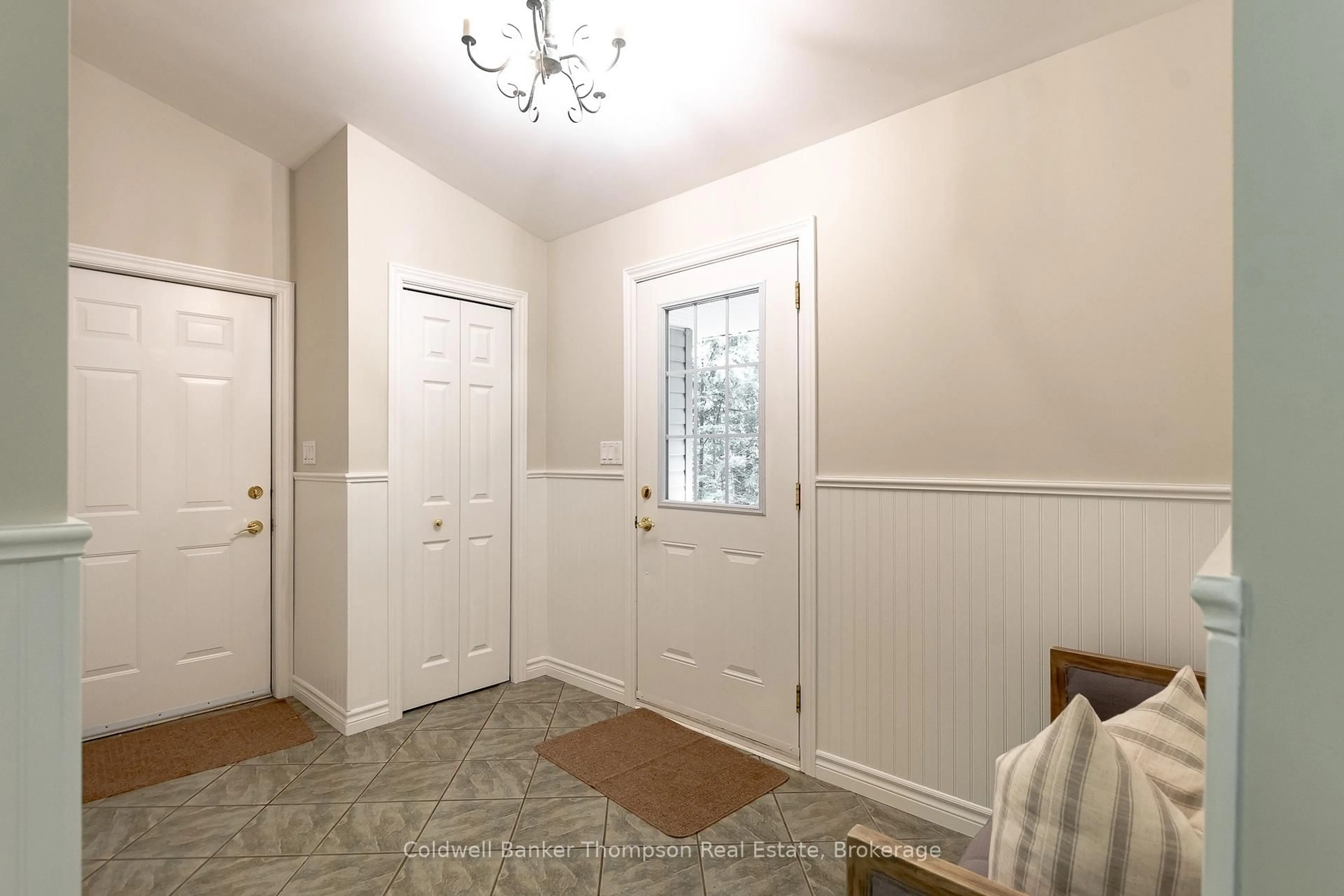 Indoor entryway for 592 White House Rd, Huntsville Ontario P1H 2J3
