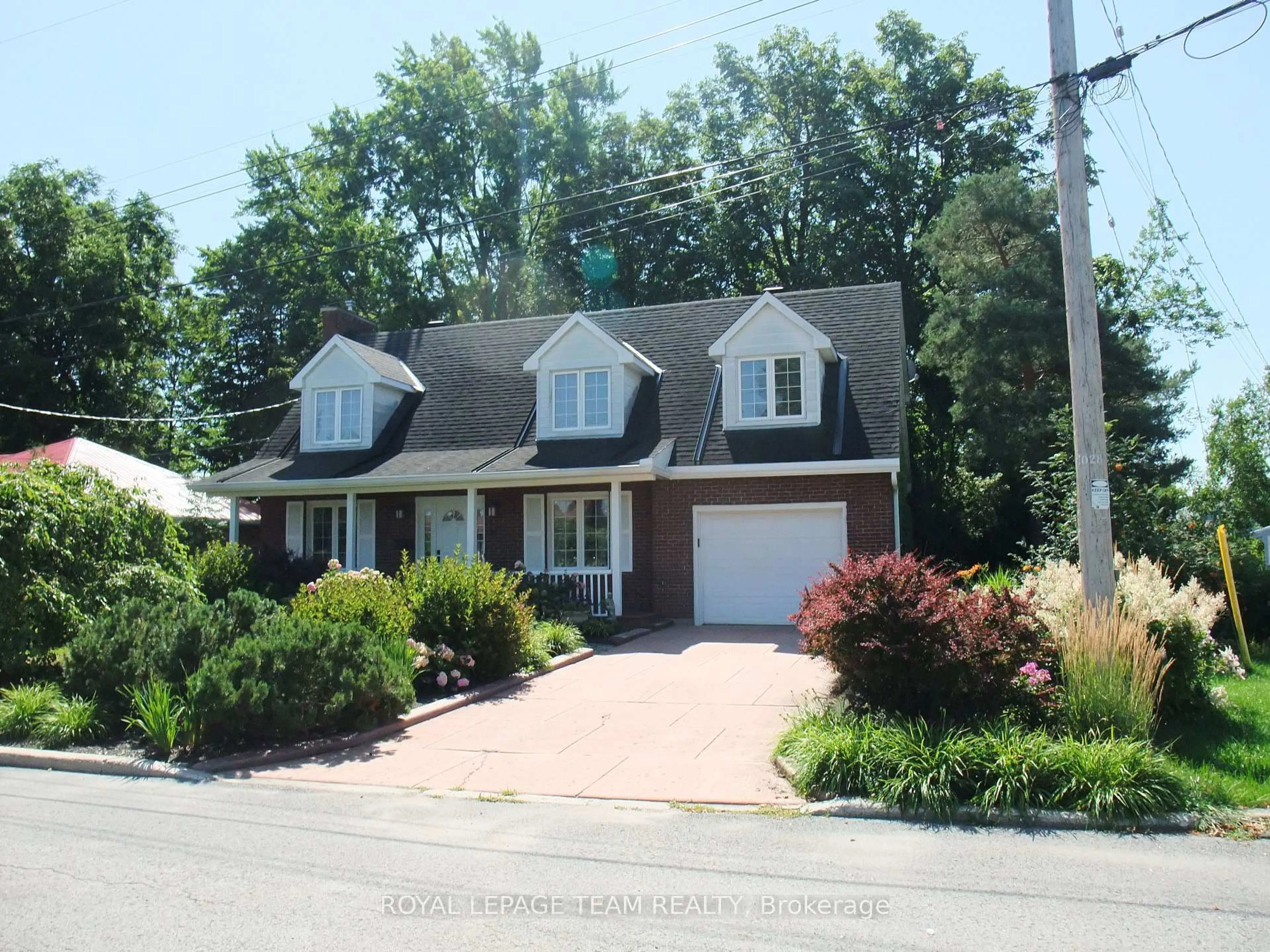 Home with vinyl exterior material, street for 32 Gary Cres, Arnprior Ontario K7S 2R3