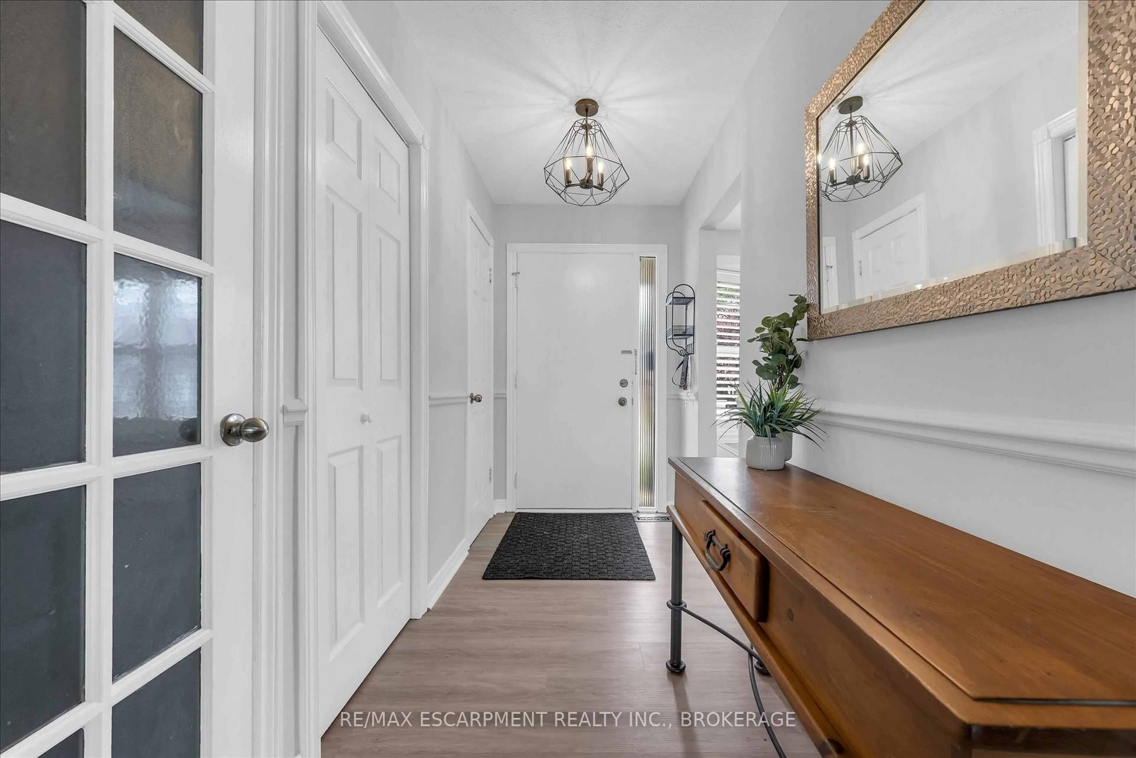 Indoor entryway for 77 LINWELL Rd #97, St. Catharines Ontario L2N 6R1