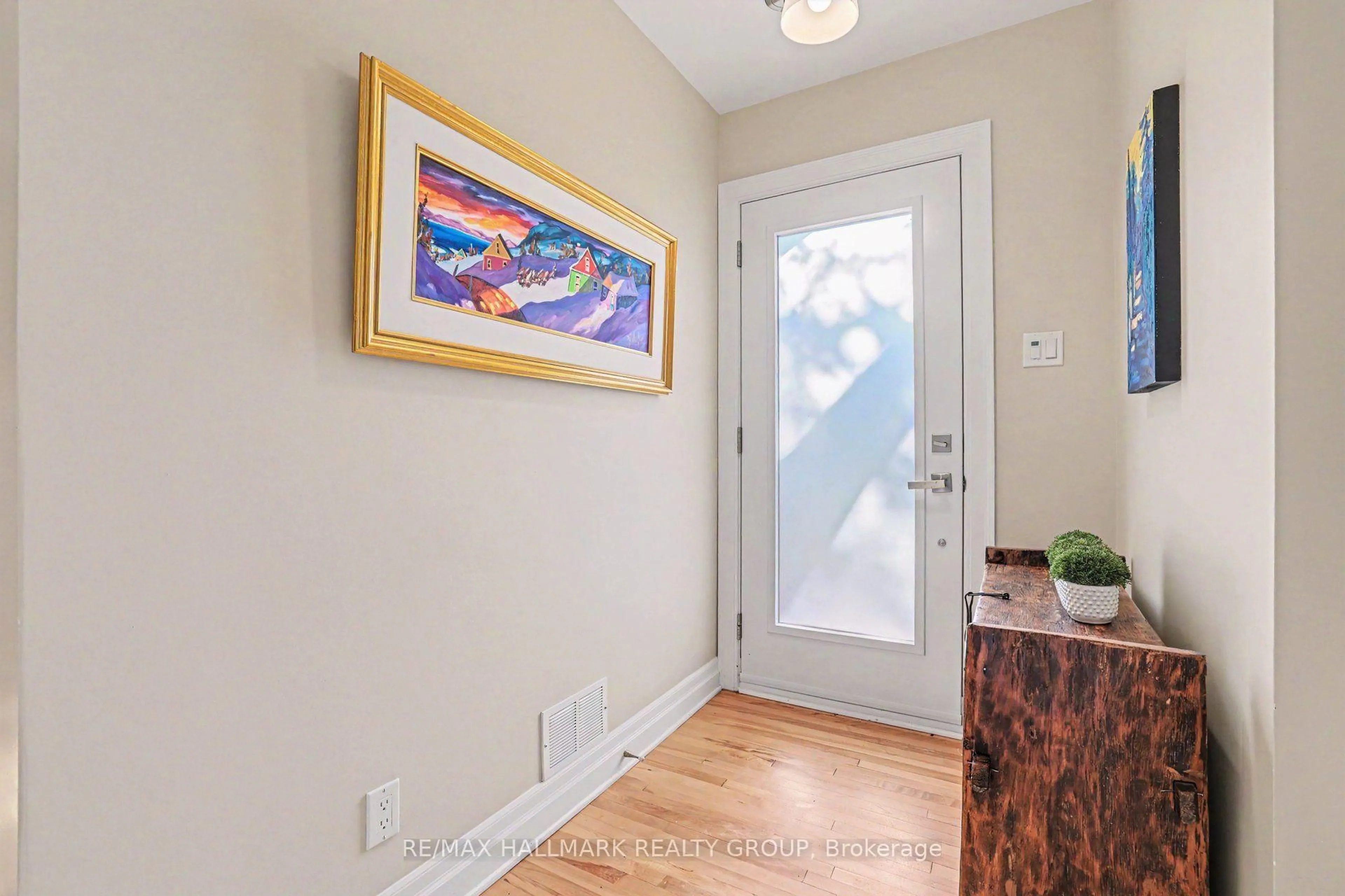 Indoor entryway for 22 Dunvegan Rd, Ottawa Ontario K1K 3E9