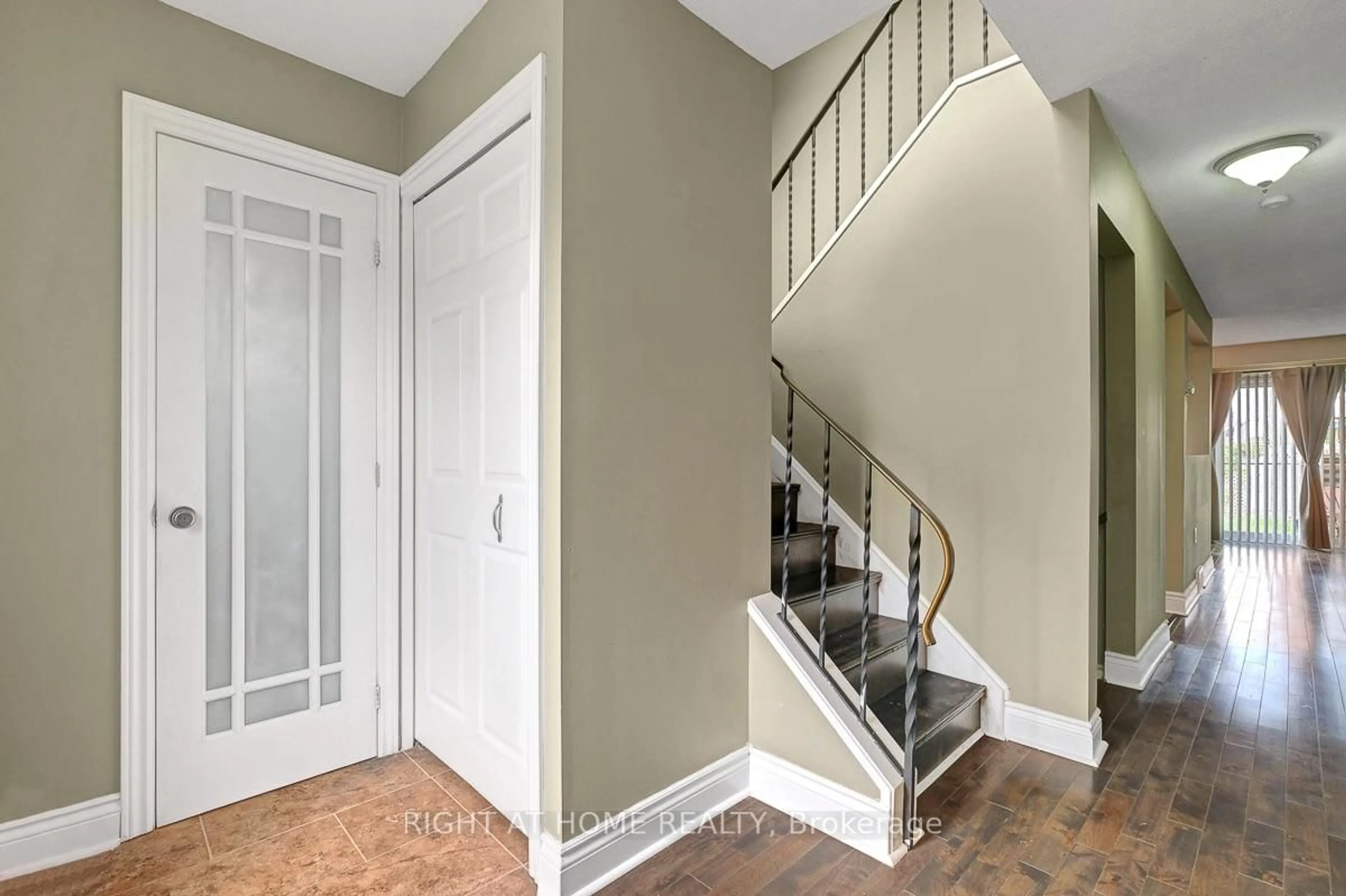 Indoor entryway for 1736 Stoneboat Cres, Orleans Ontario K1C 1W8