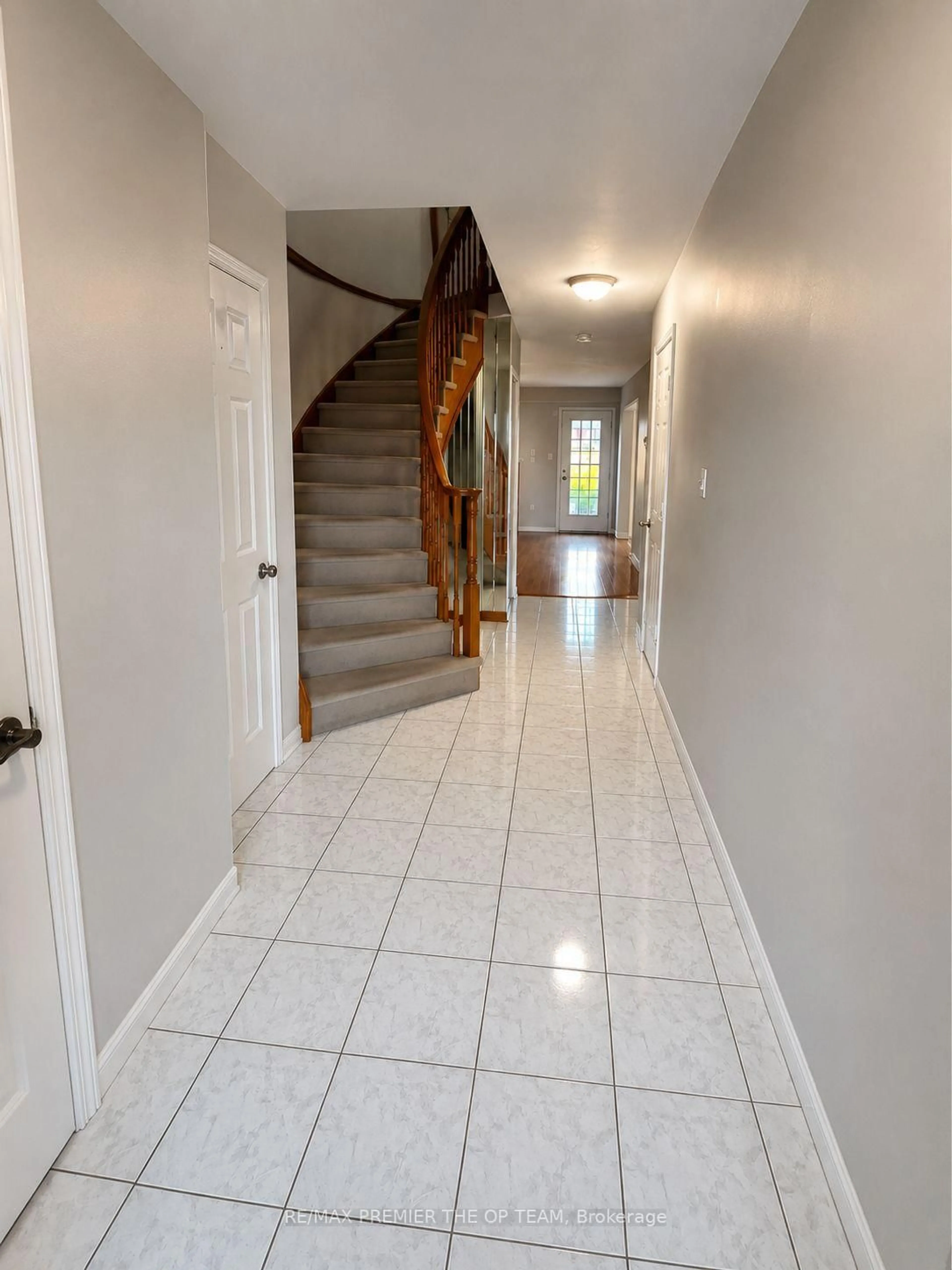 Indoor foyer for 255 Mount Albion Rd #3, Hamilton Ontario L8K 6P7