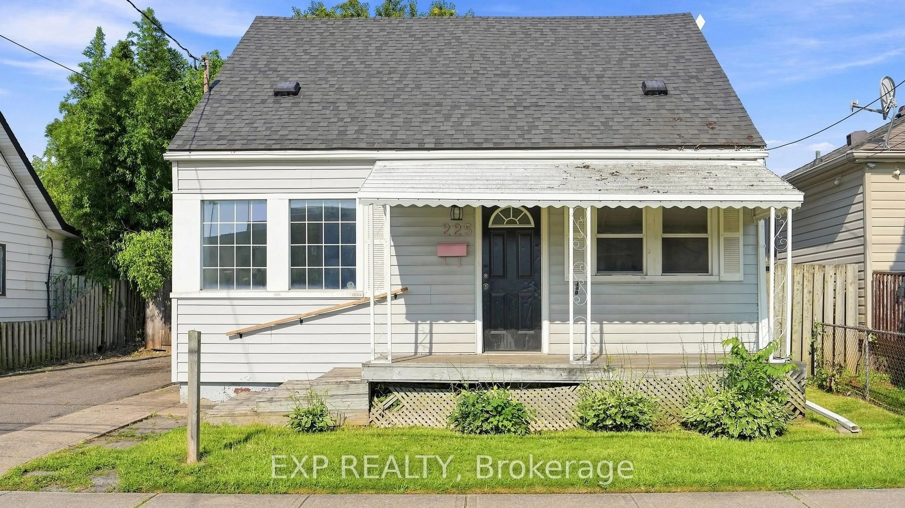 Home with vinyl exterior material, street for 225 Grantham Ave, St. Catharines Ontario L2M 4Z2