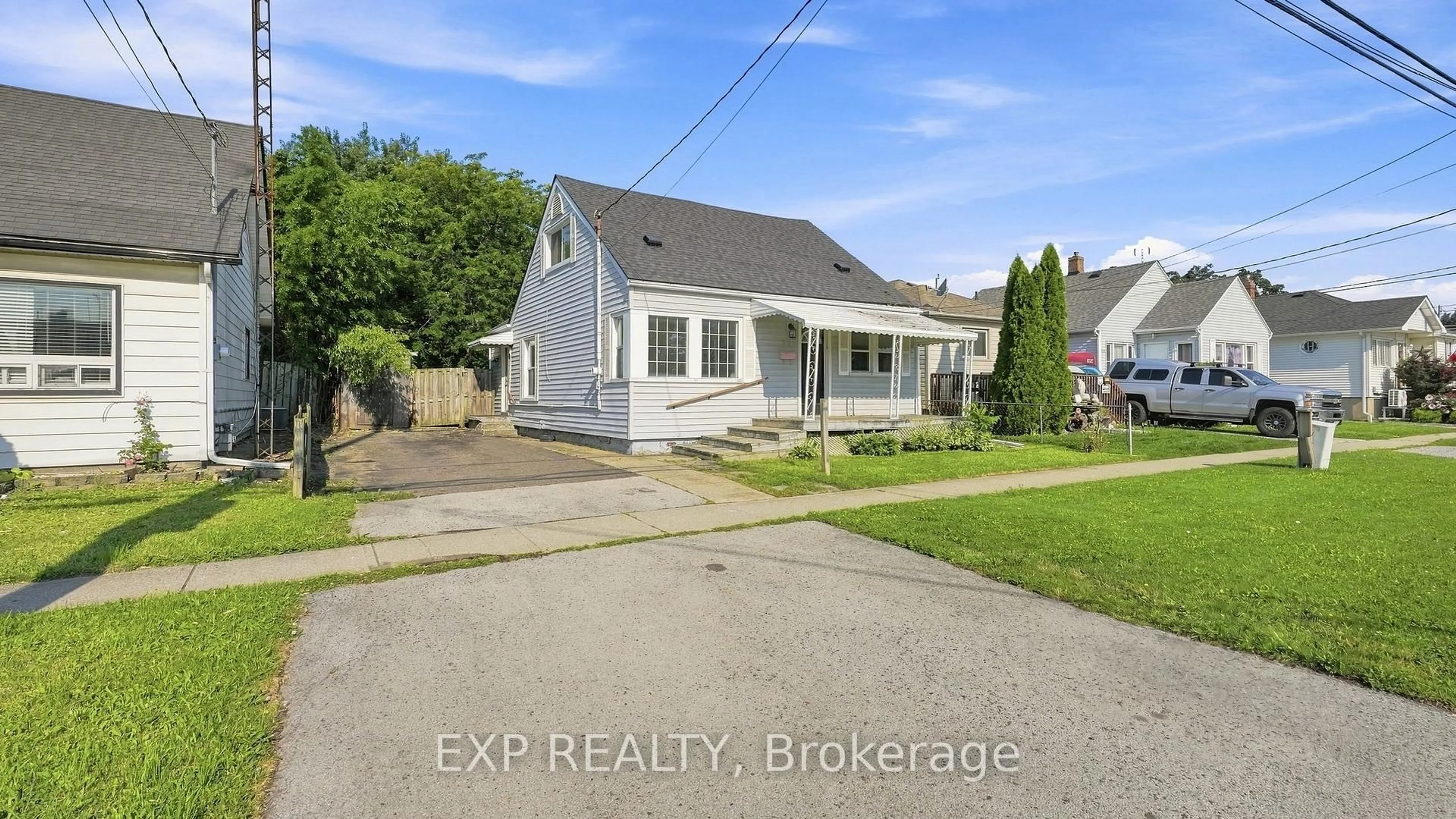 A pic from outside/outdoor area/front of a property/back of a property/a pic from drone, street for 225 Grantham Ave, St. Catharines Ontario L2M 4Z2