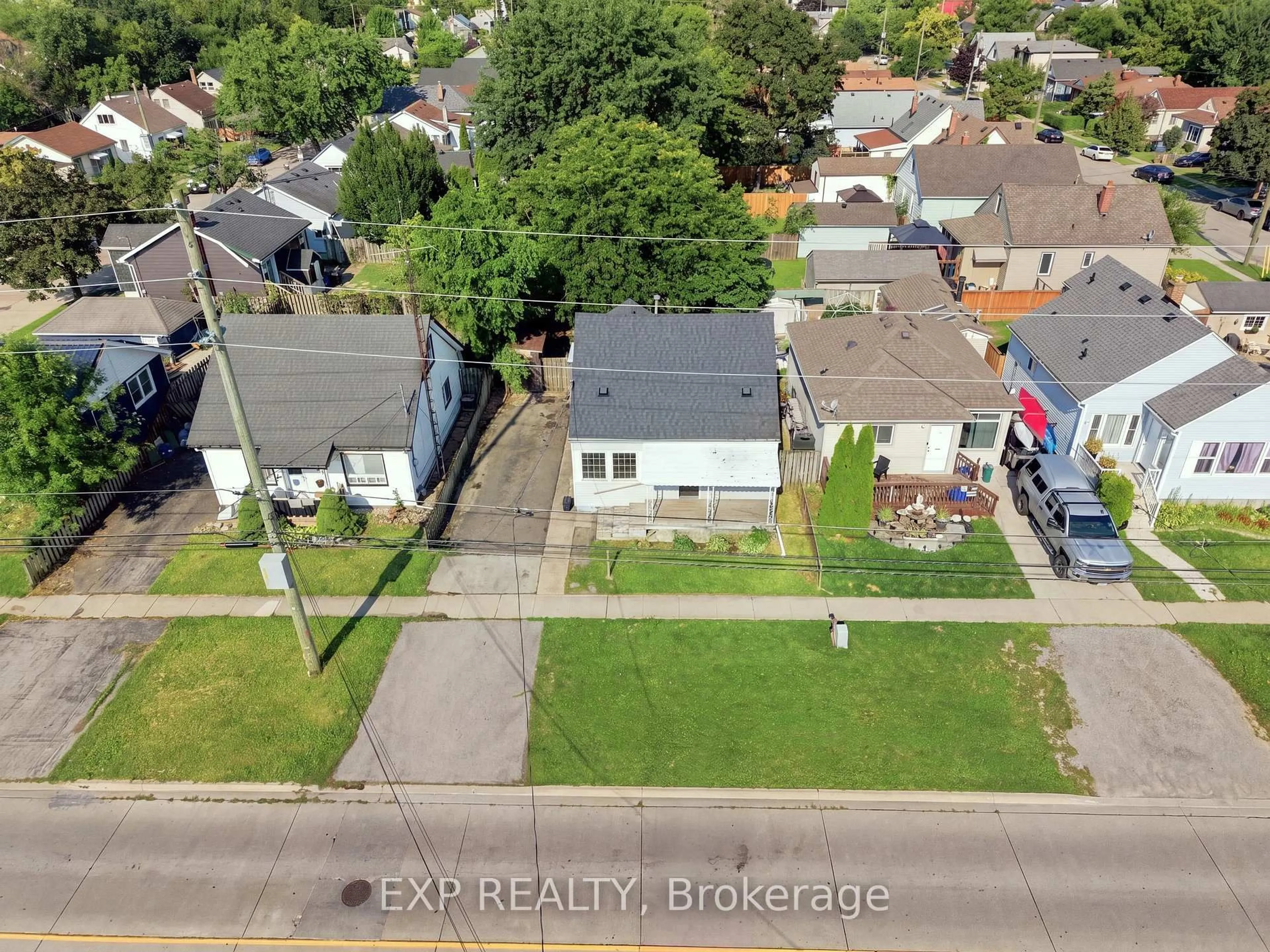 A pic from outside/outdoor area/front of a property/back of a property/a pic from drone, street for 225 Grantham Ave, St. Catharines Ontario L2M 4Z2