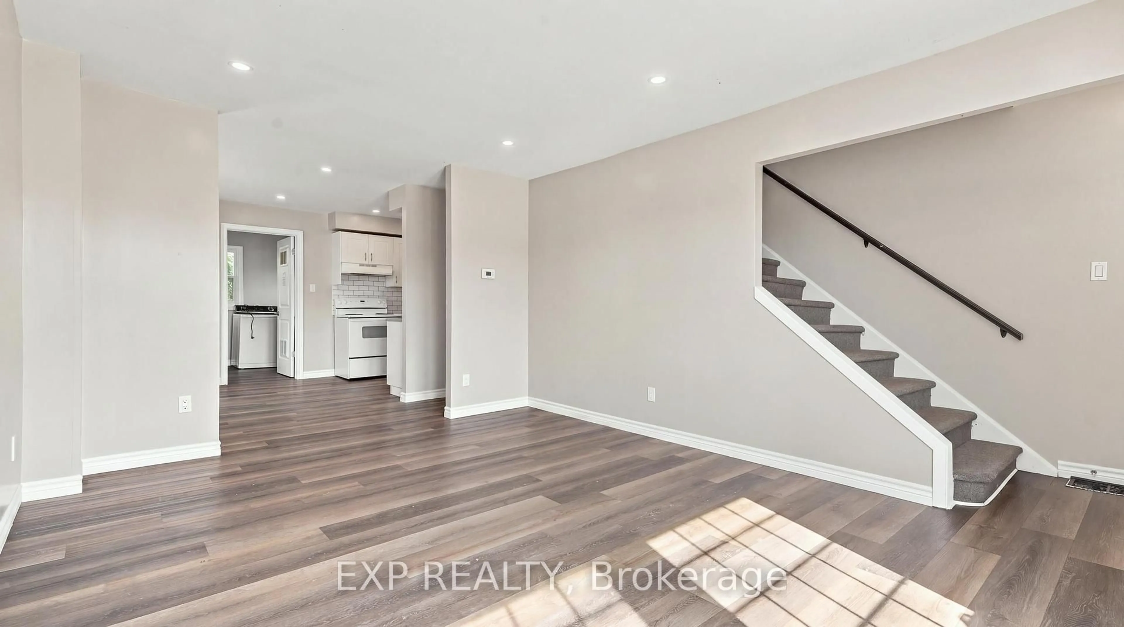 Indoor entryway for 225 Grantham Ave, St. Catharines Ontario L2M 4Z2