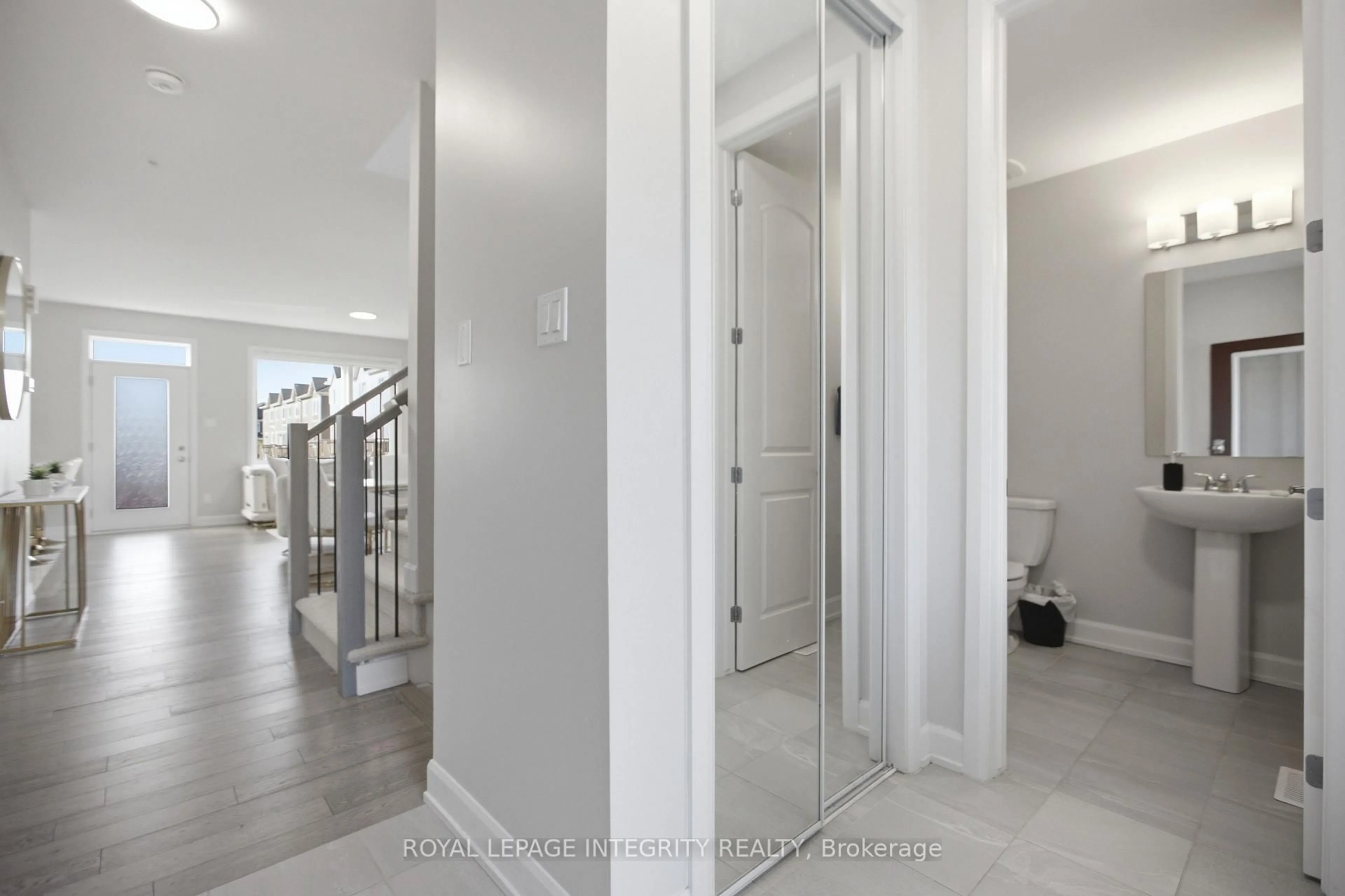 Indoor entryway for 651 Chillerton Dr, Ottawa Ontario K2J 6C6
