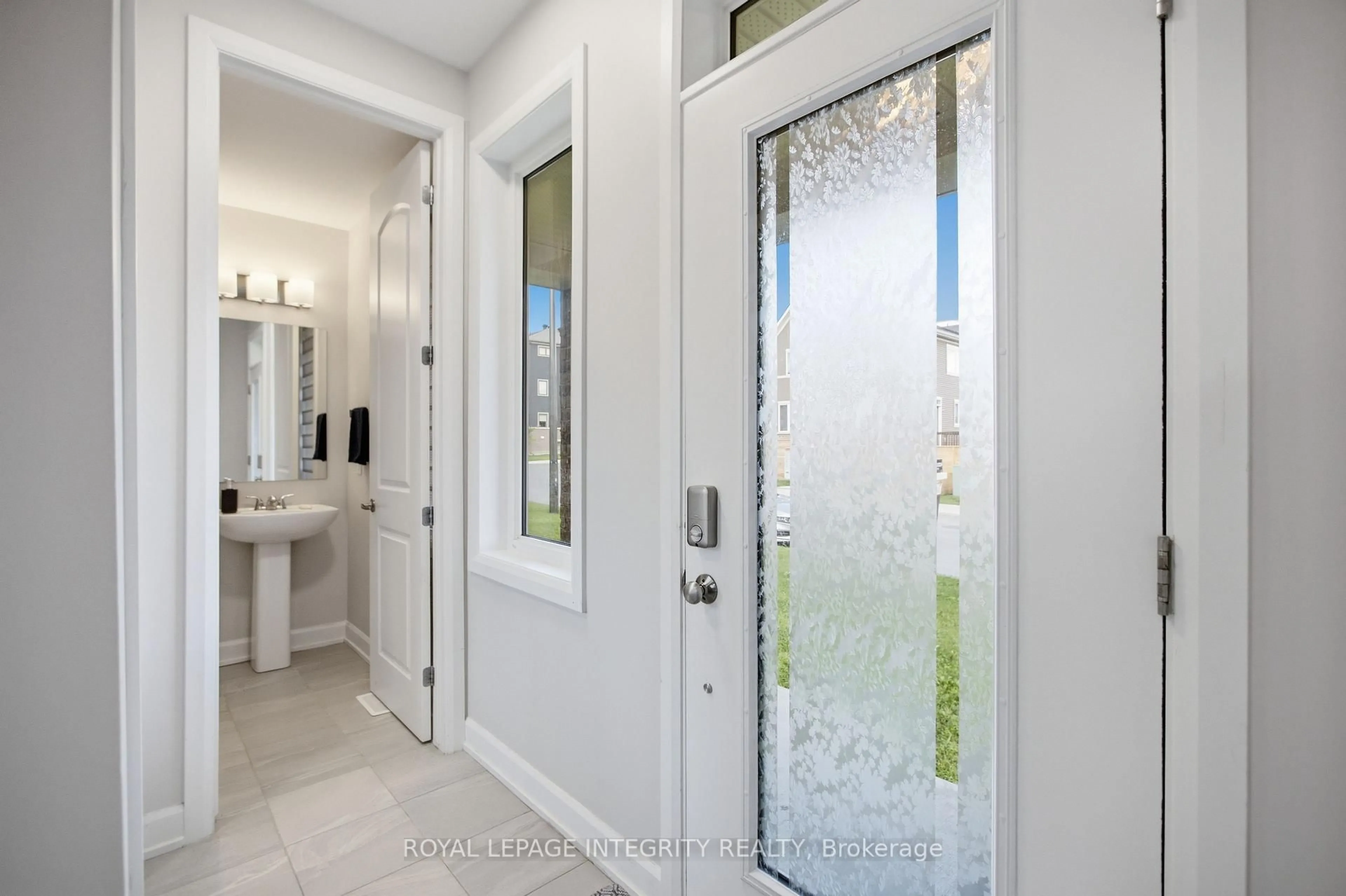 Indoor entryway for 651 Chillerton Dr, Ottawa Ontario K2J 6C6