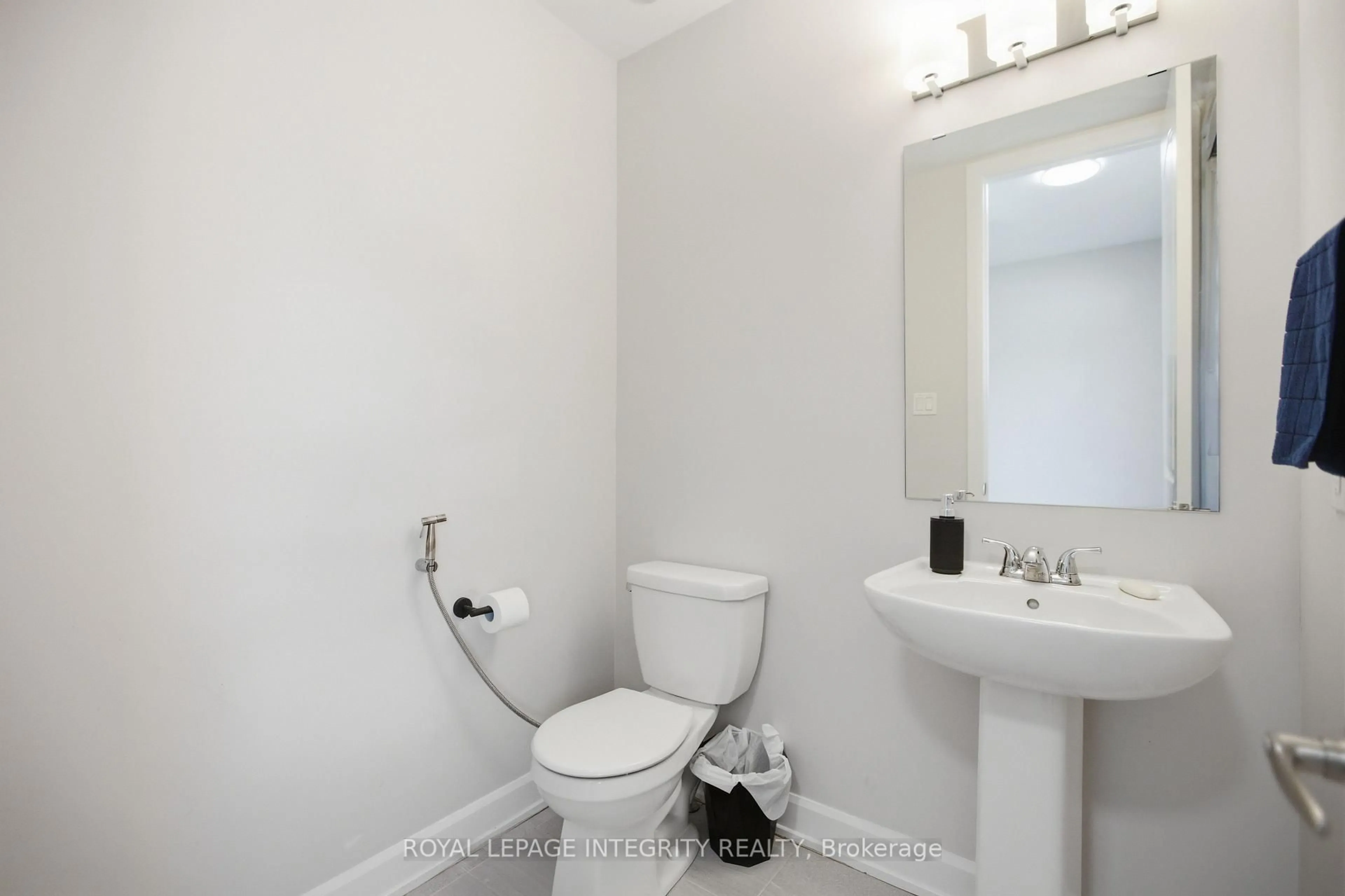 Standard bathroom, unknown for 651 Chillerton Dr, Ottawa Ontario K2J 6C6