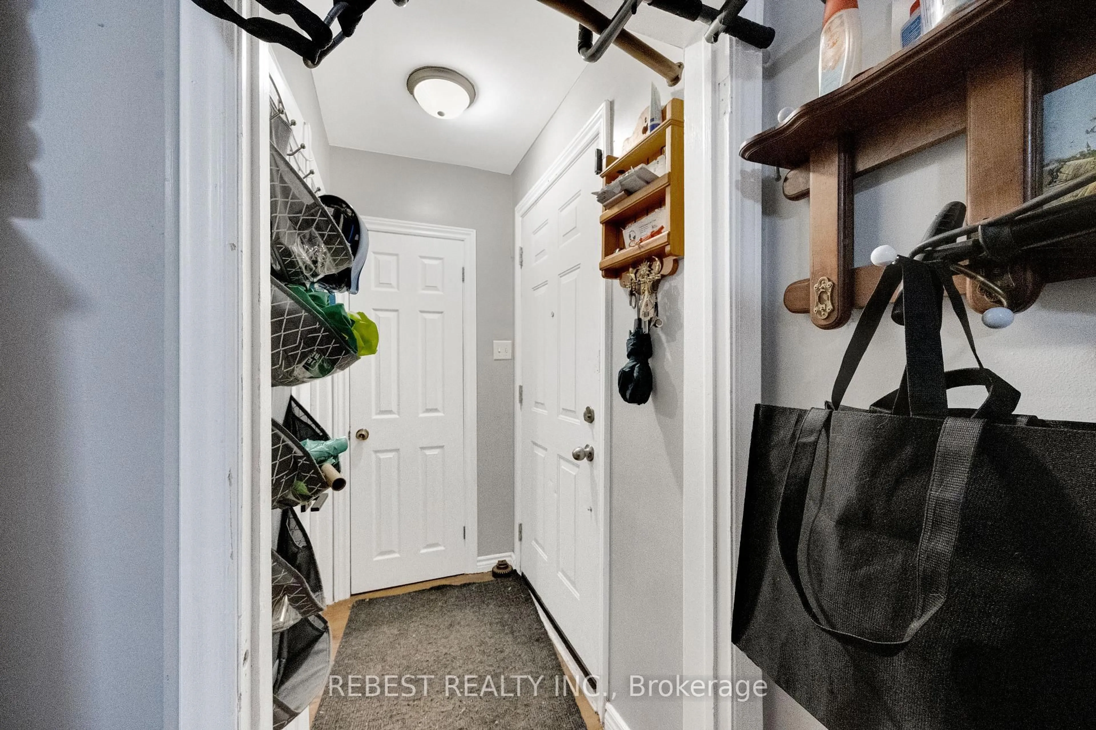Indoor entryway for 73 Arbour Glen Cres #1, London East Ontario N5Y 1Z9