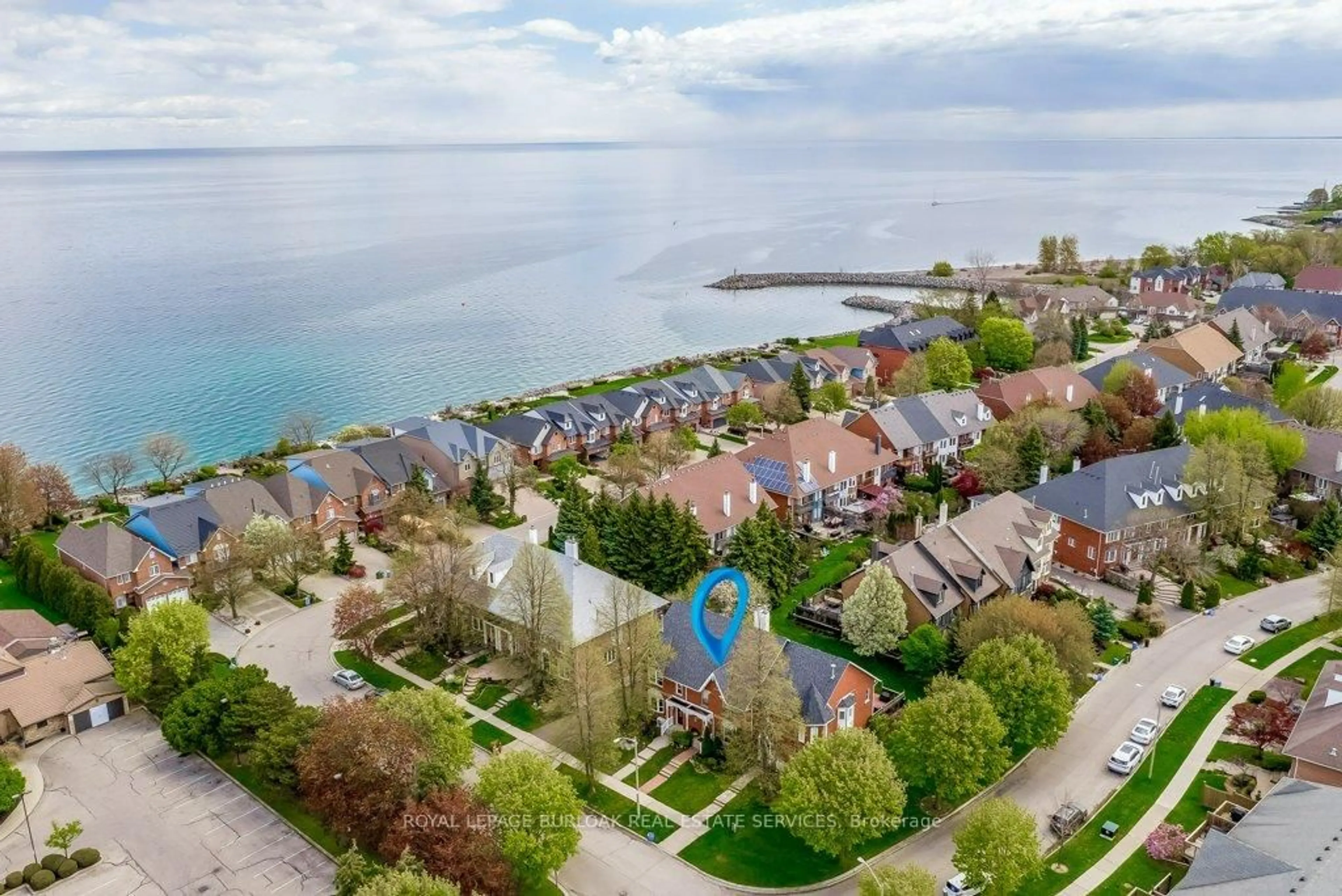 A pic from outside/outdoor area/front of a property/back of a property/a pic from drone, water/lake/river/ocean view for 4 Edgewater Dr, Hamilton Ontario L8E 4Z3