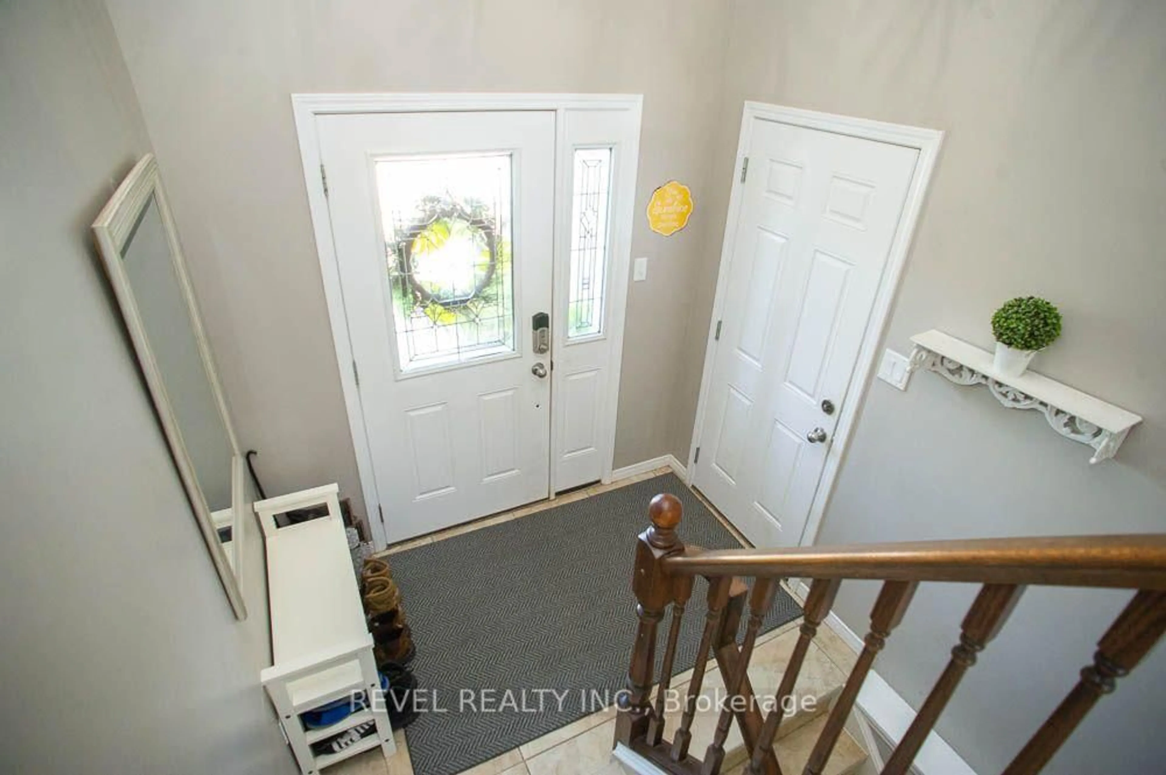 Indoor entryway for 48 Nightingale Dr, Brantford Ontario N3T 0G3