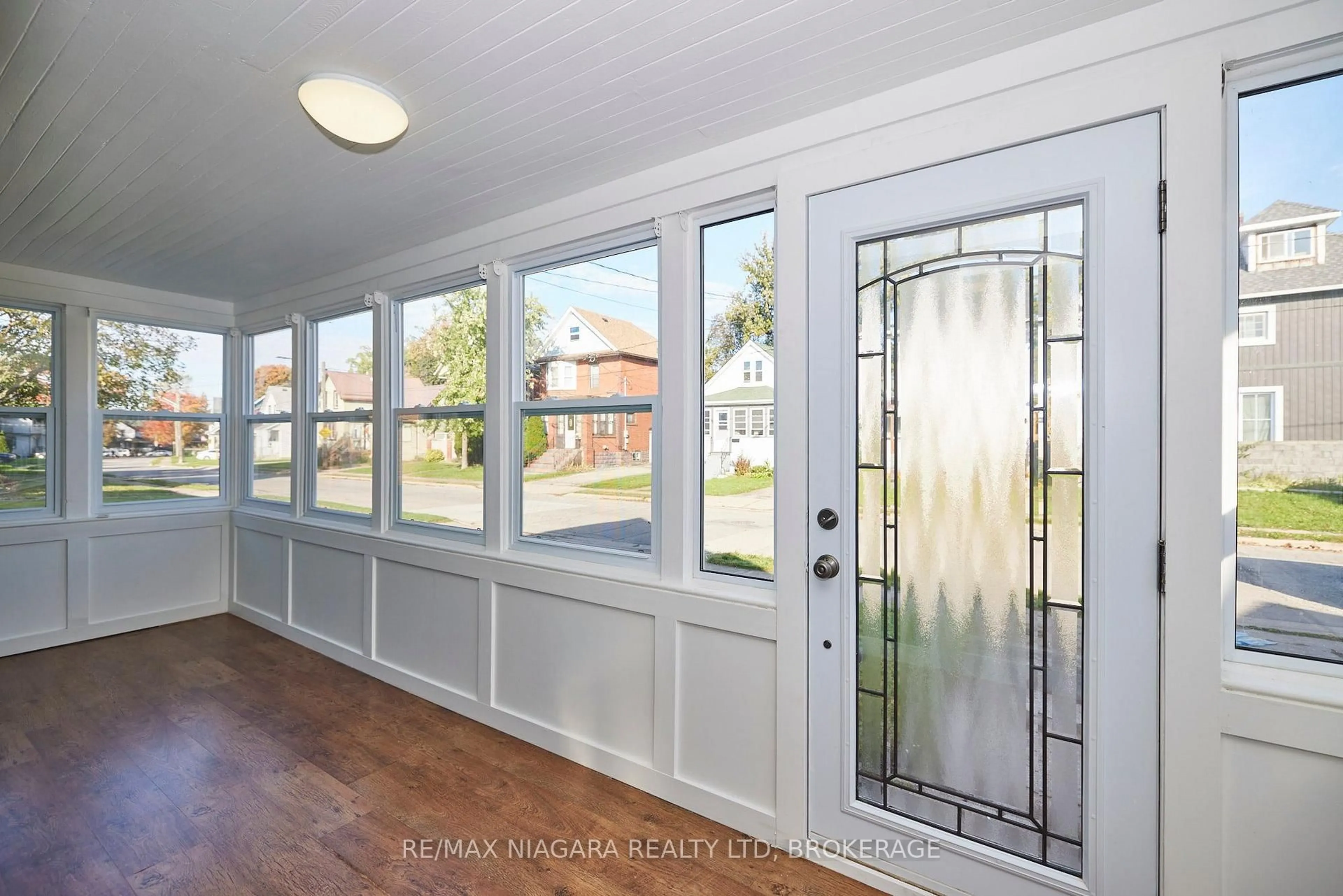 Indoor entryway for 49 Randolph St, Welland Ontario L3B 4C3