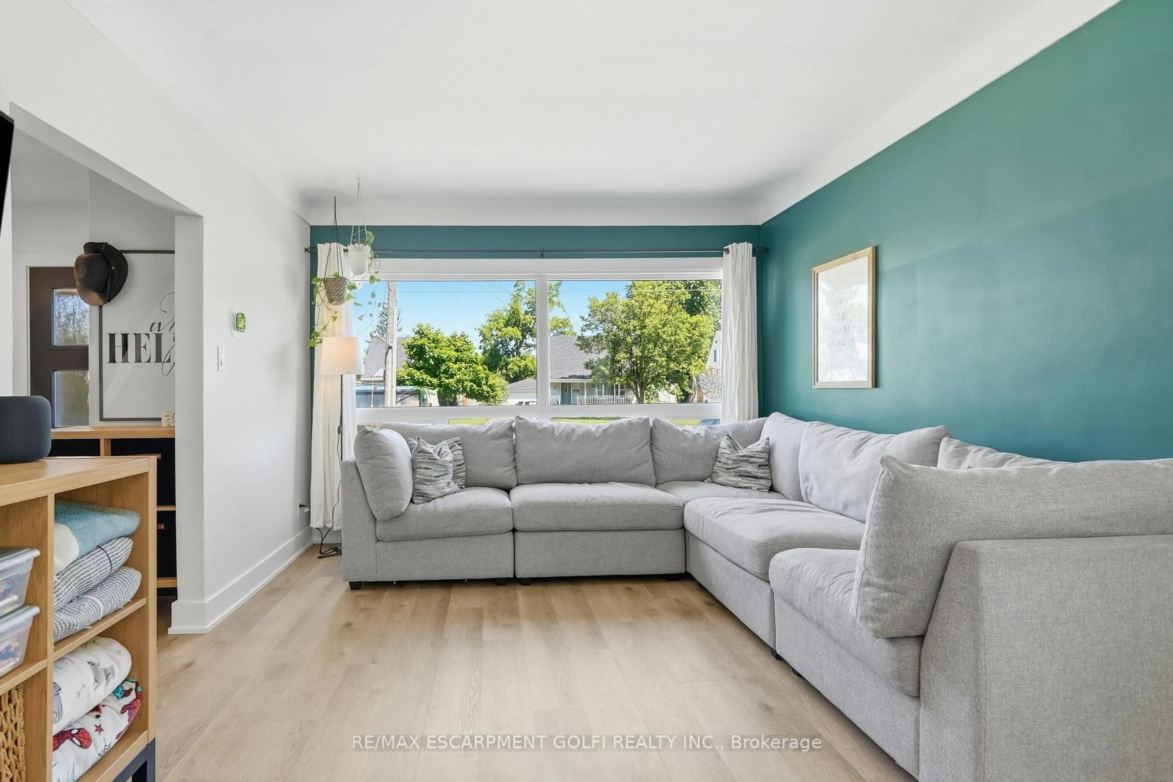 Living room with furniture, unknown for 6680 Mcleod Rd, Niagara Falls Ontario L2G 3G5