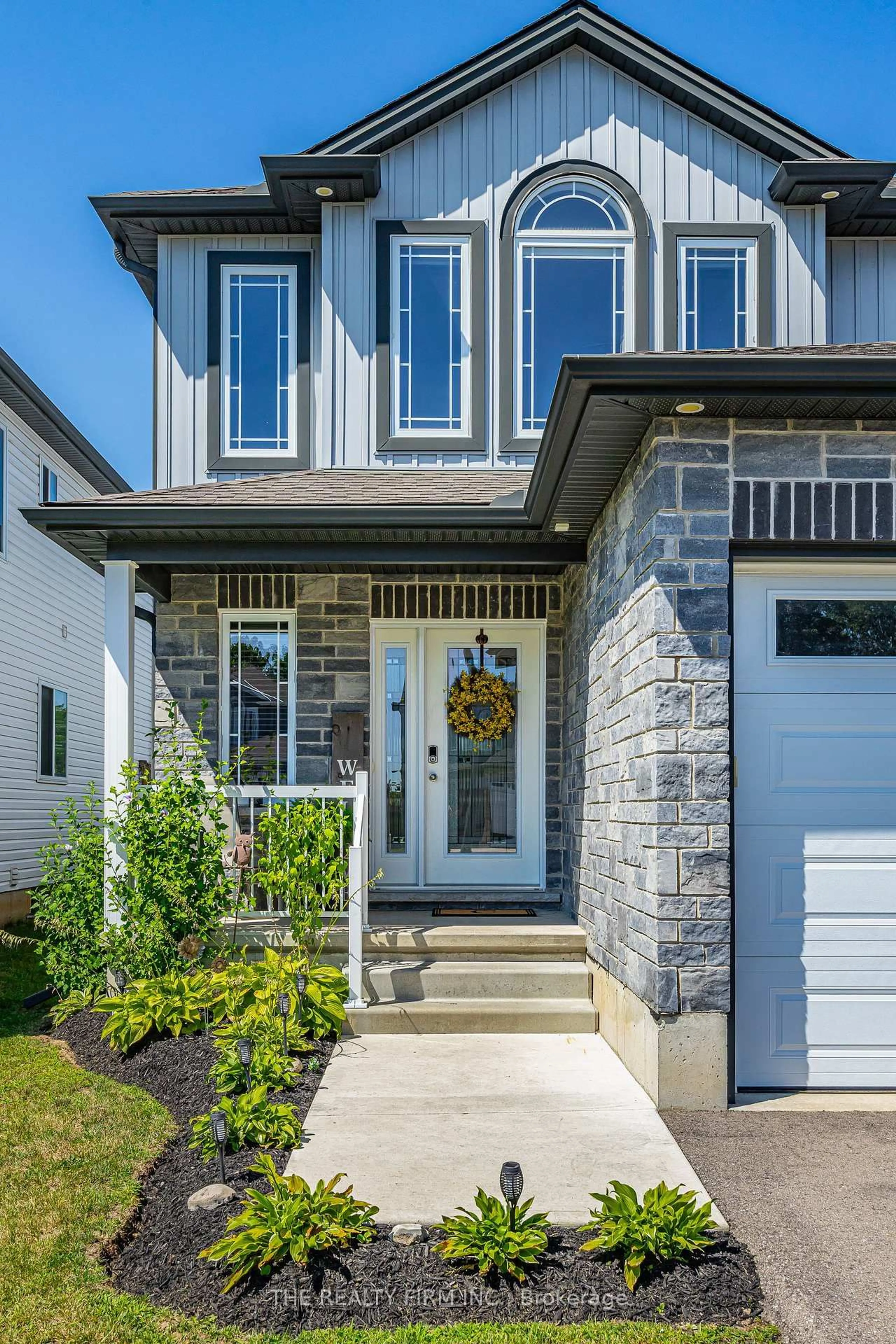 Home with vinyl exterior material, street for 20 Sandy Crt, Tillsonburg Ontario N4G 0H6