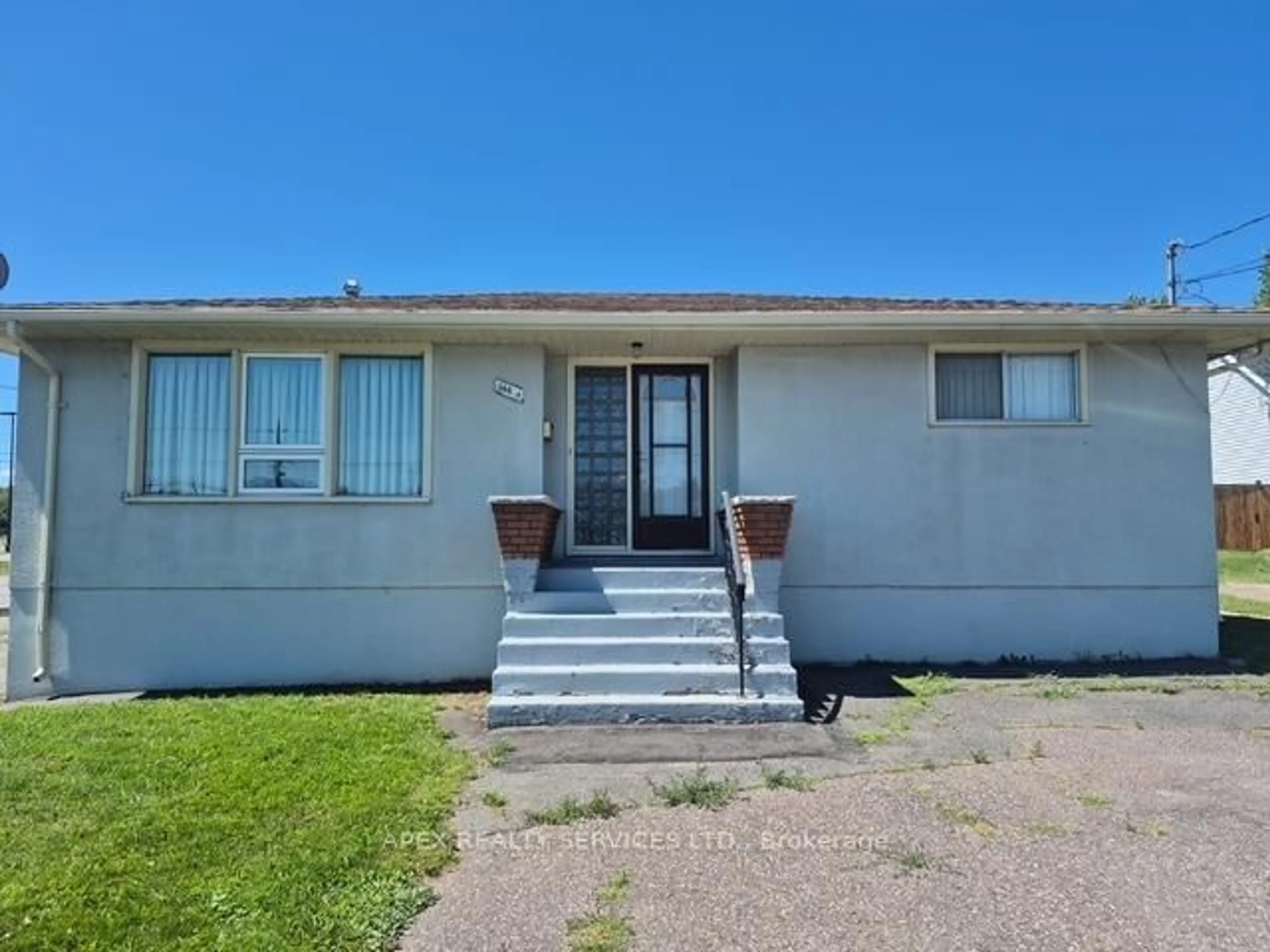 Home with vinyl exterior material, street for 380 Winnpeg Avenue, Thunder Bay Ontario P7B 3S1