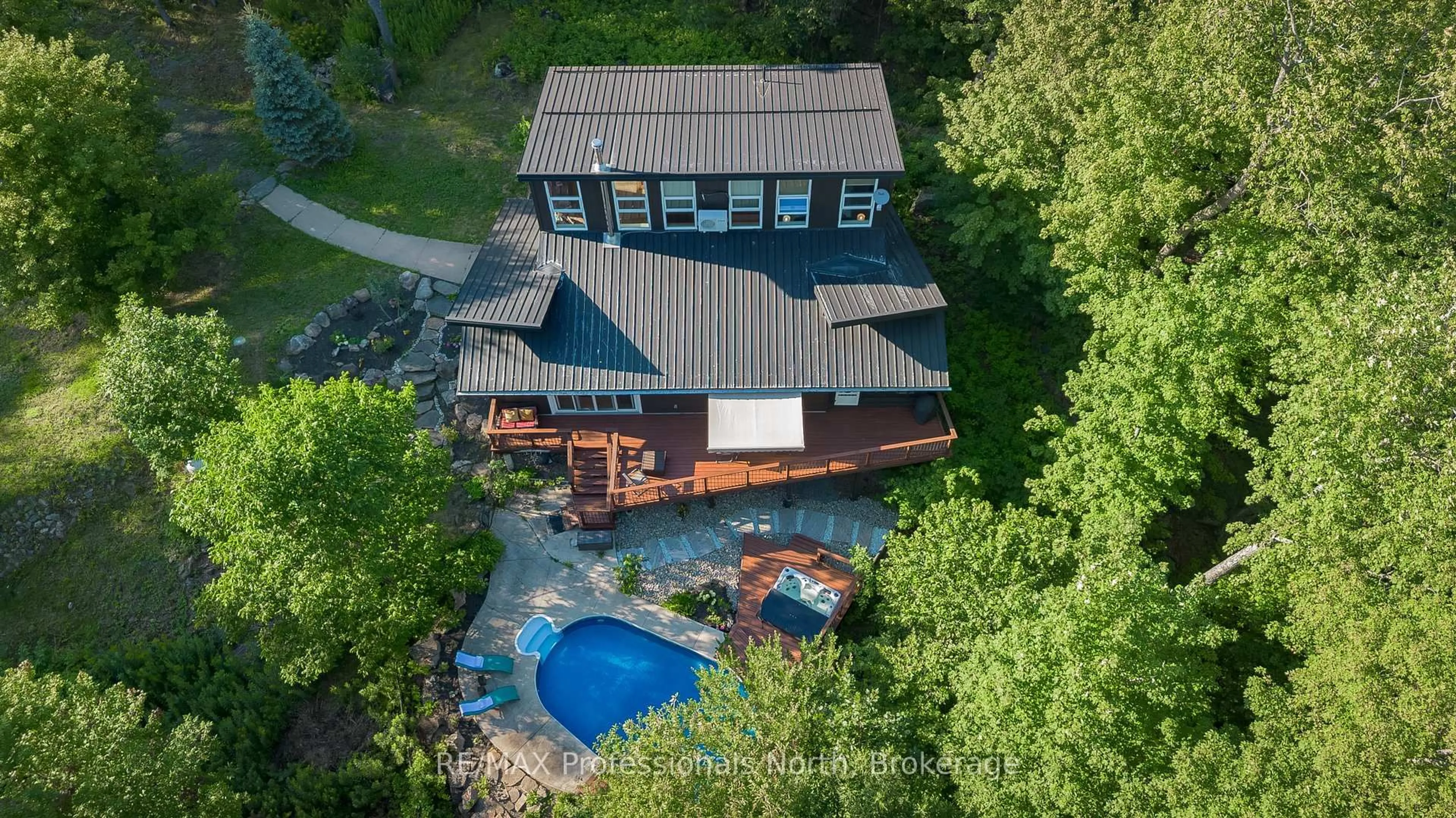 A pic from outside/outdoor area/front of a property/back of a property/a pic from drone, unknown for 1756 Brunel Rd, Huntsville Ontario P1H 2J3